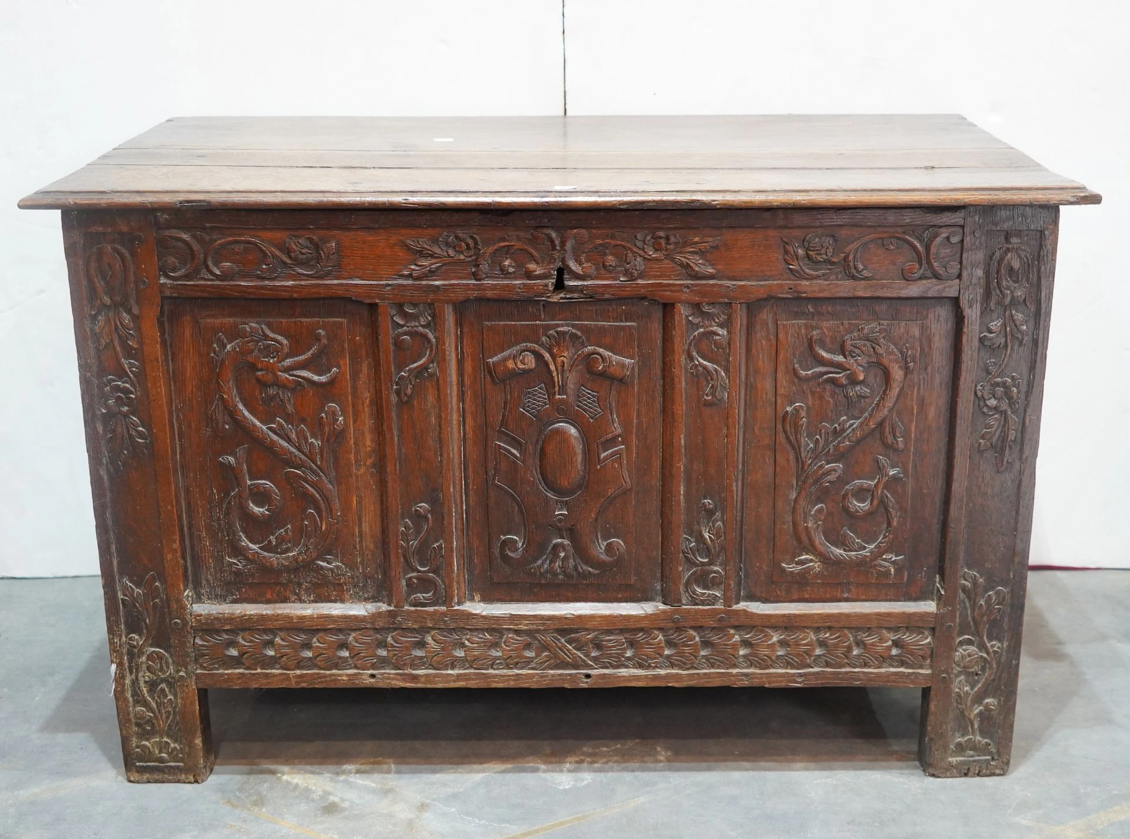 426- Coffre en bois sculpté de trois panneaux... - Lot 426 - Siboni