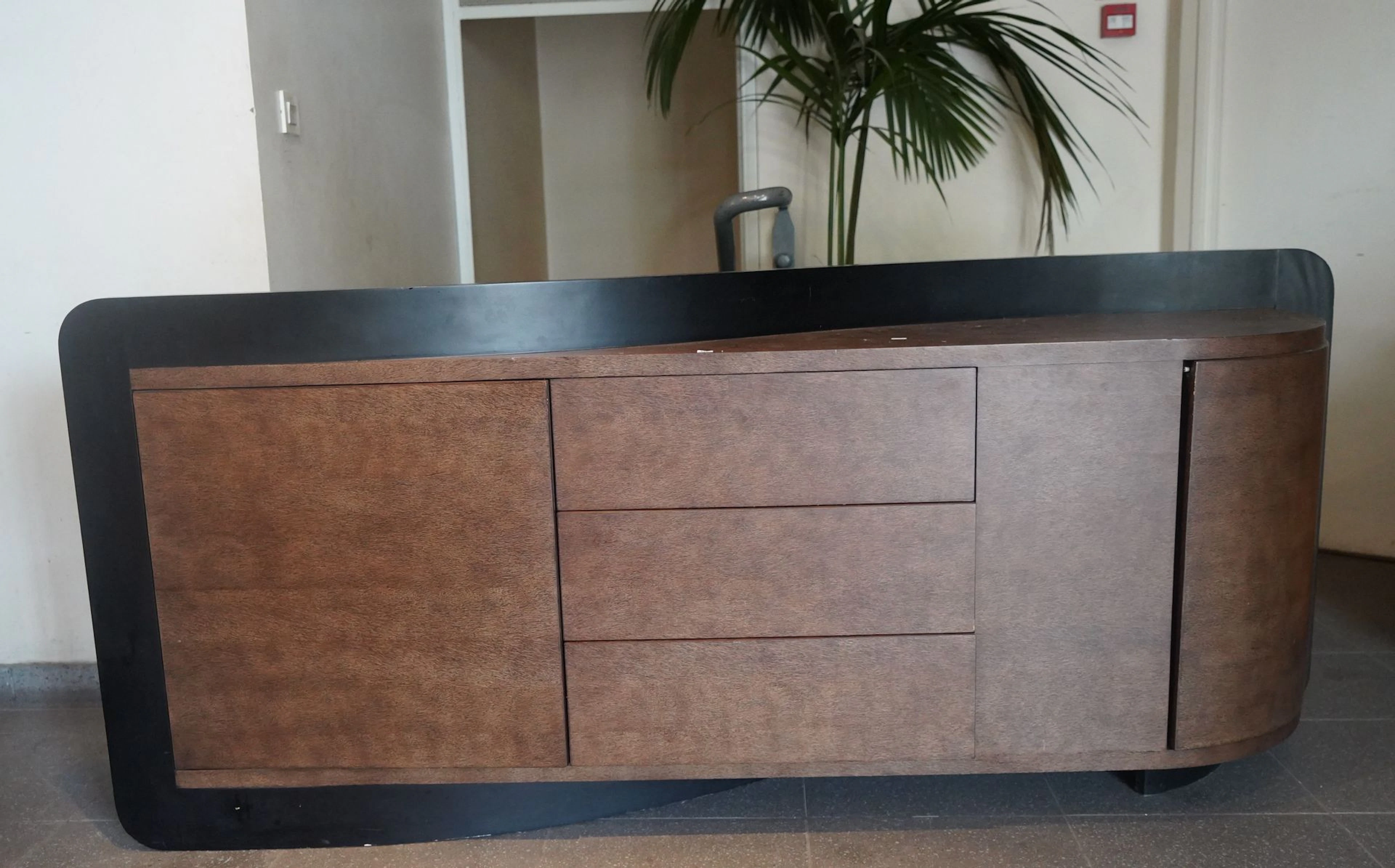 434- Buffet moderne ouvrant à deux portes... - Lot 434 - Siboni