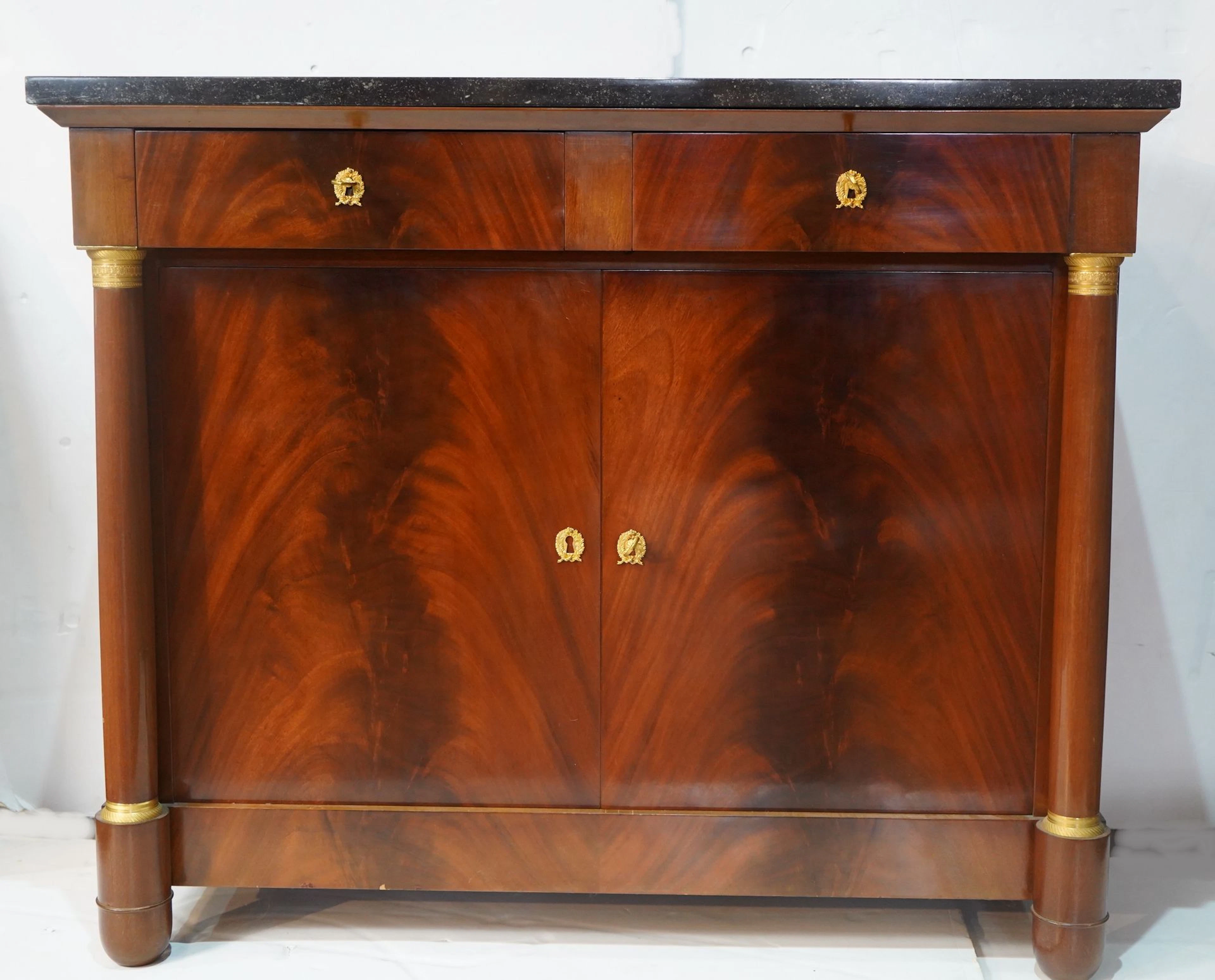 445- Buffet en acajou et placage d'acajou... - Lot 445 - Siboni