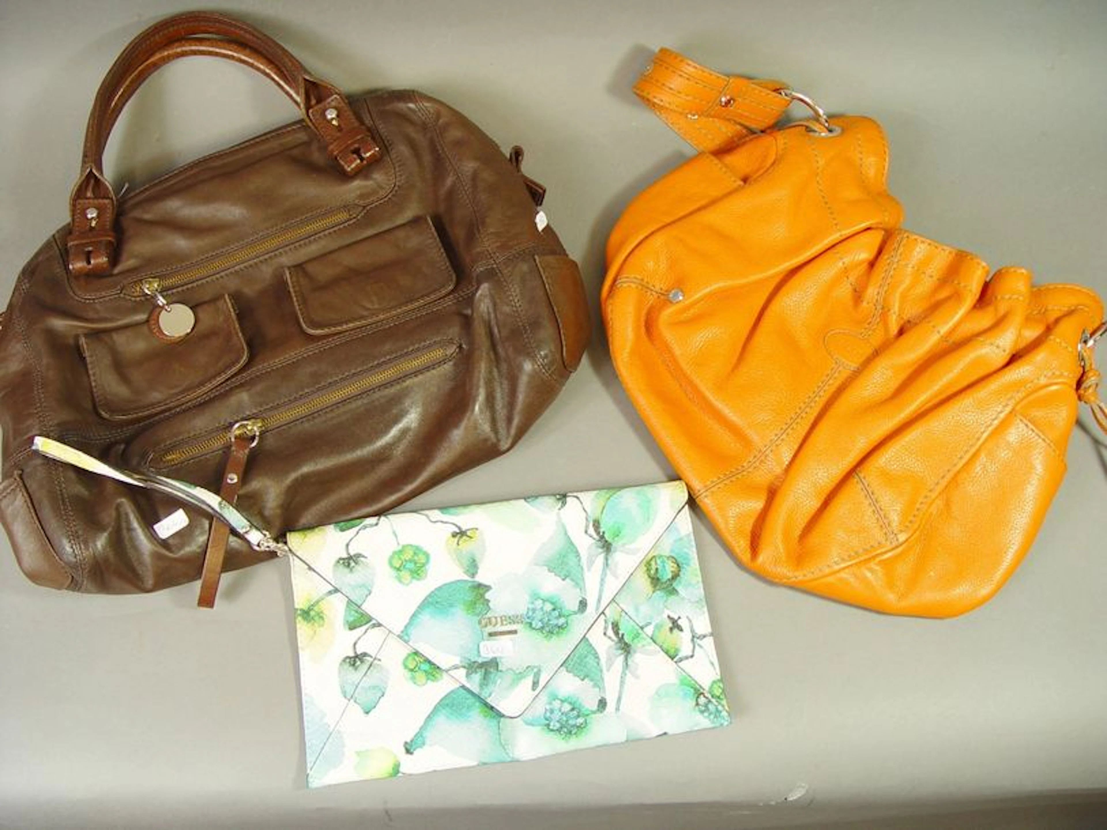 364- Pochette GUESS, sac TOD'S et sac CH…