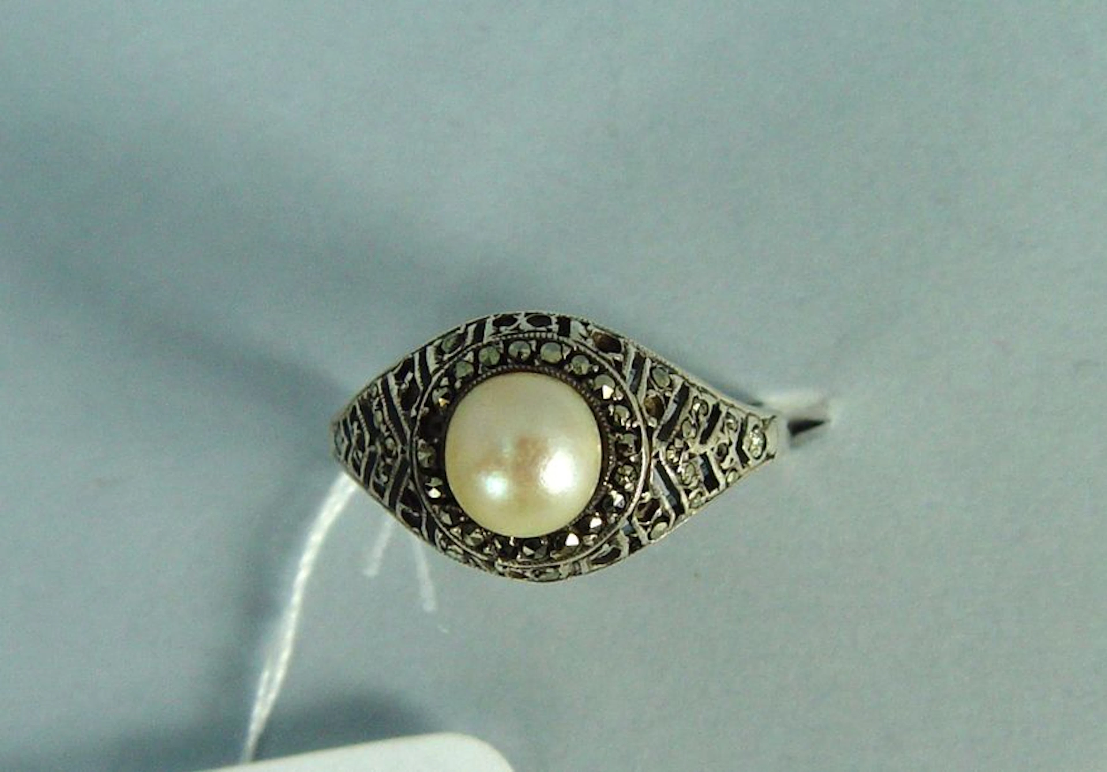 272- Bague jonc en argent ornée d'une perle…