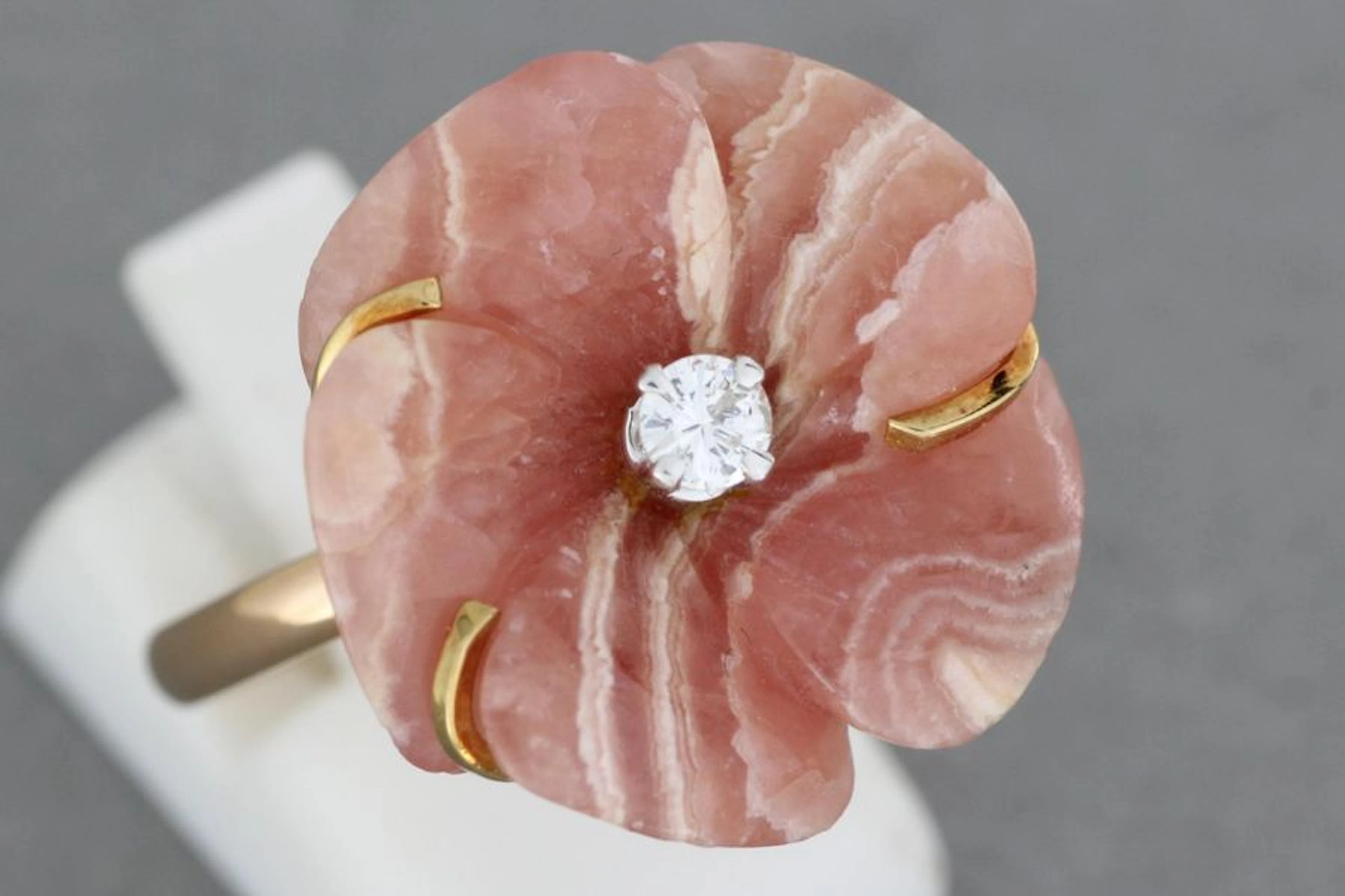299- Bague "Fleur" en or ornée d'une rhodochrosite…
