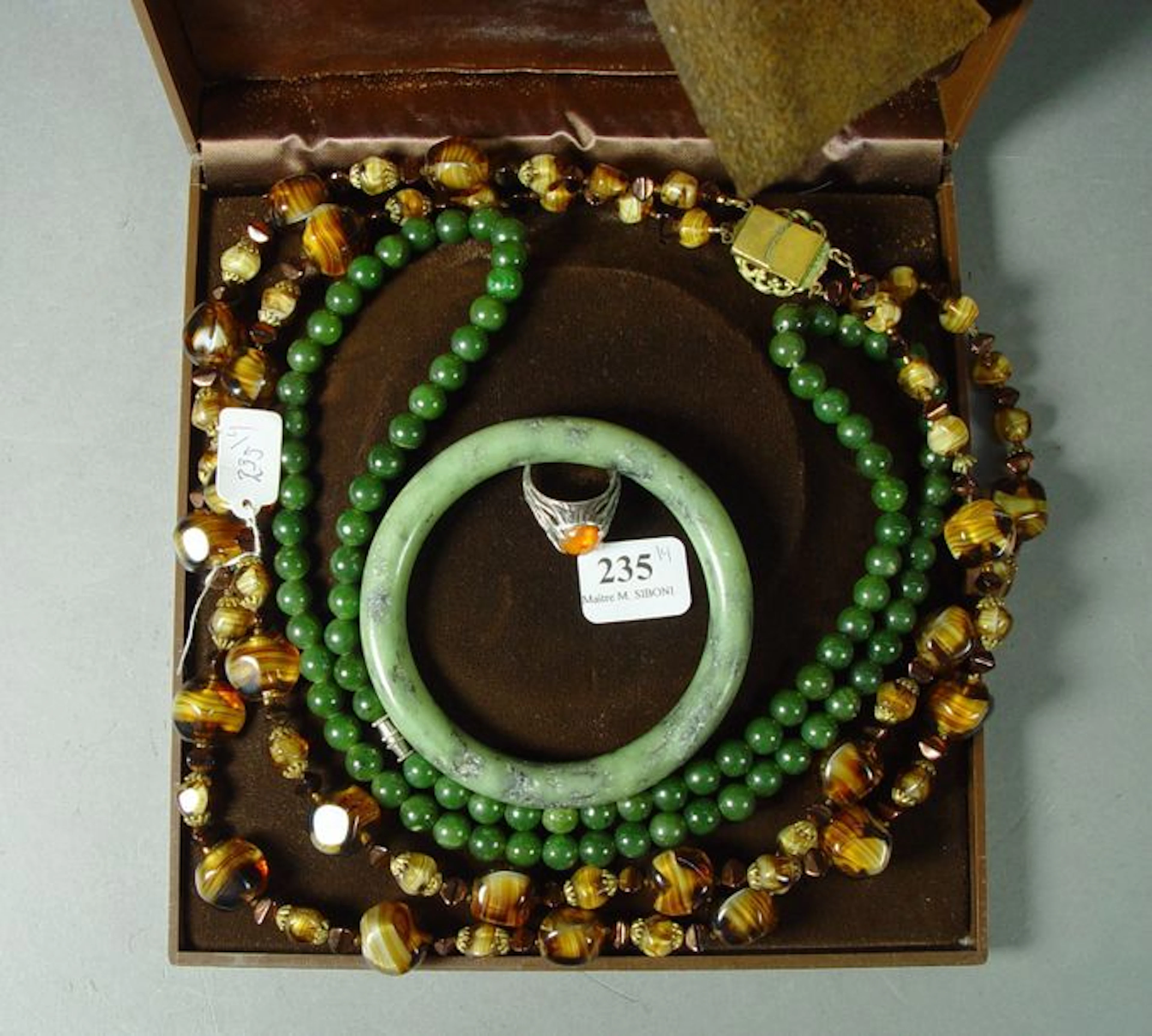 235- Deux colliers en quartz et pierres dures…