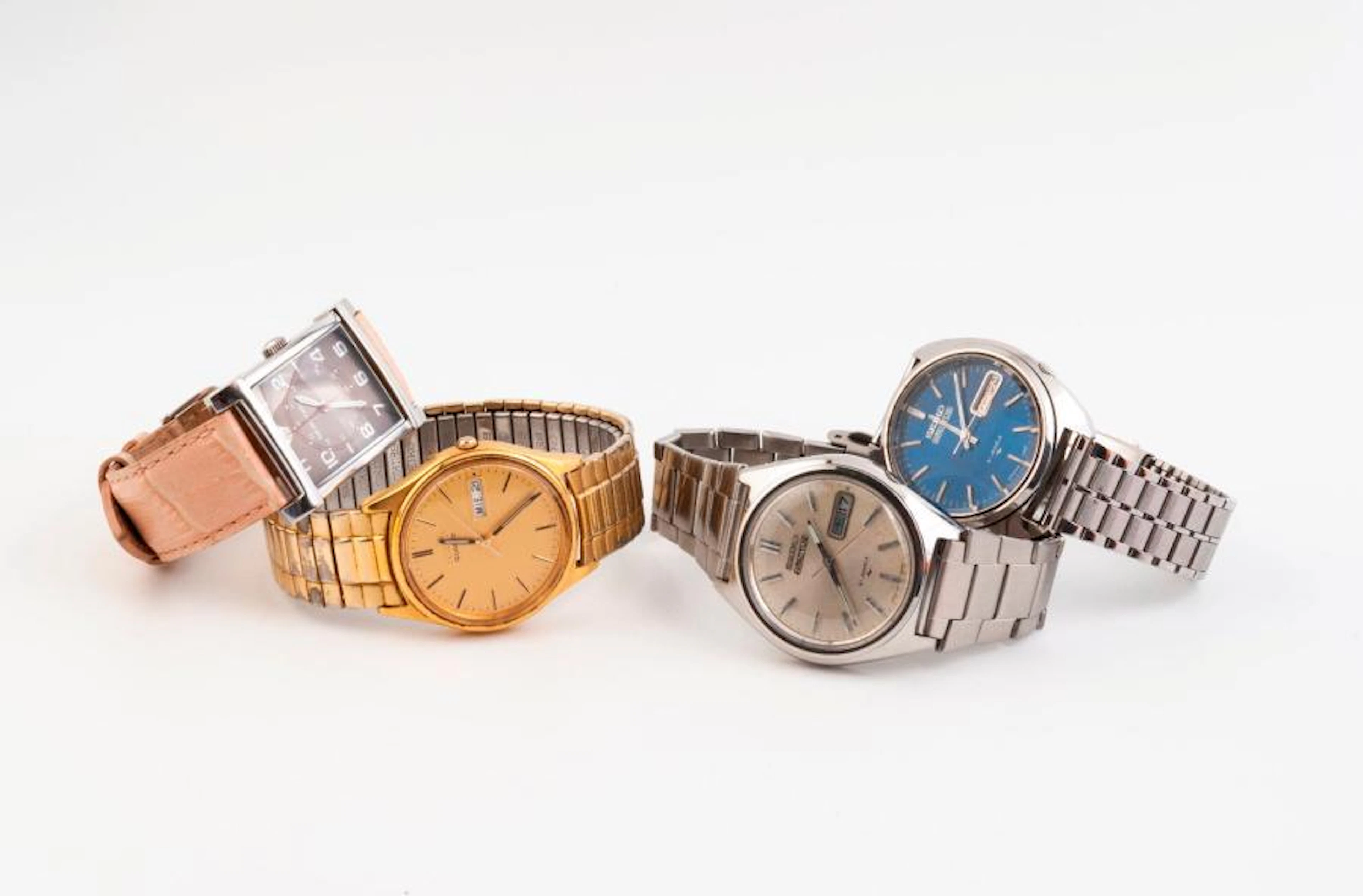 Lot de 4 montres comprenant : - ARMANI Montre…
