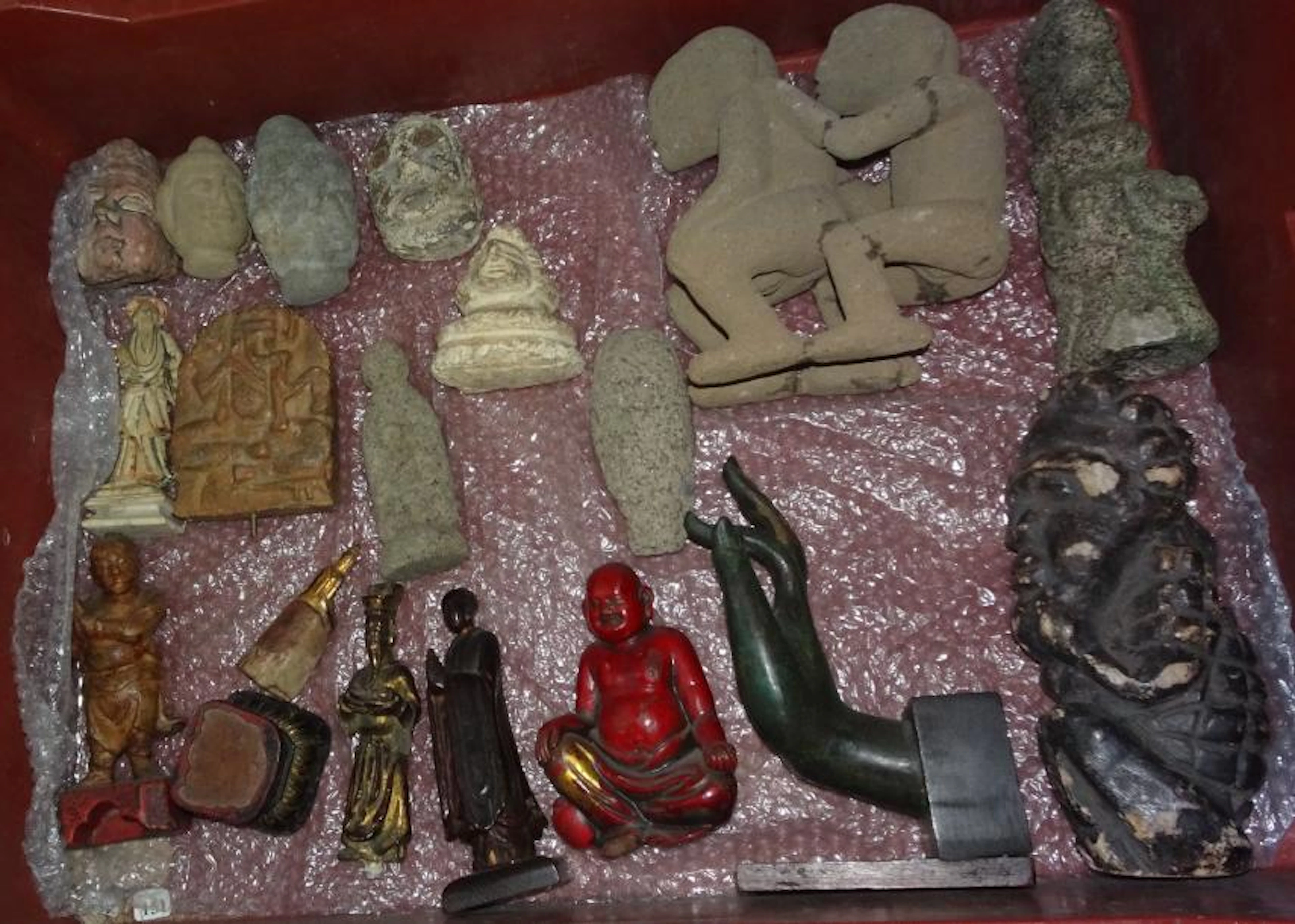 Mannette de sculptures (Bouddha, divinités,…
