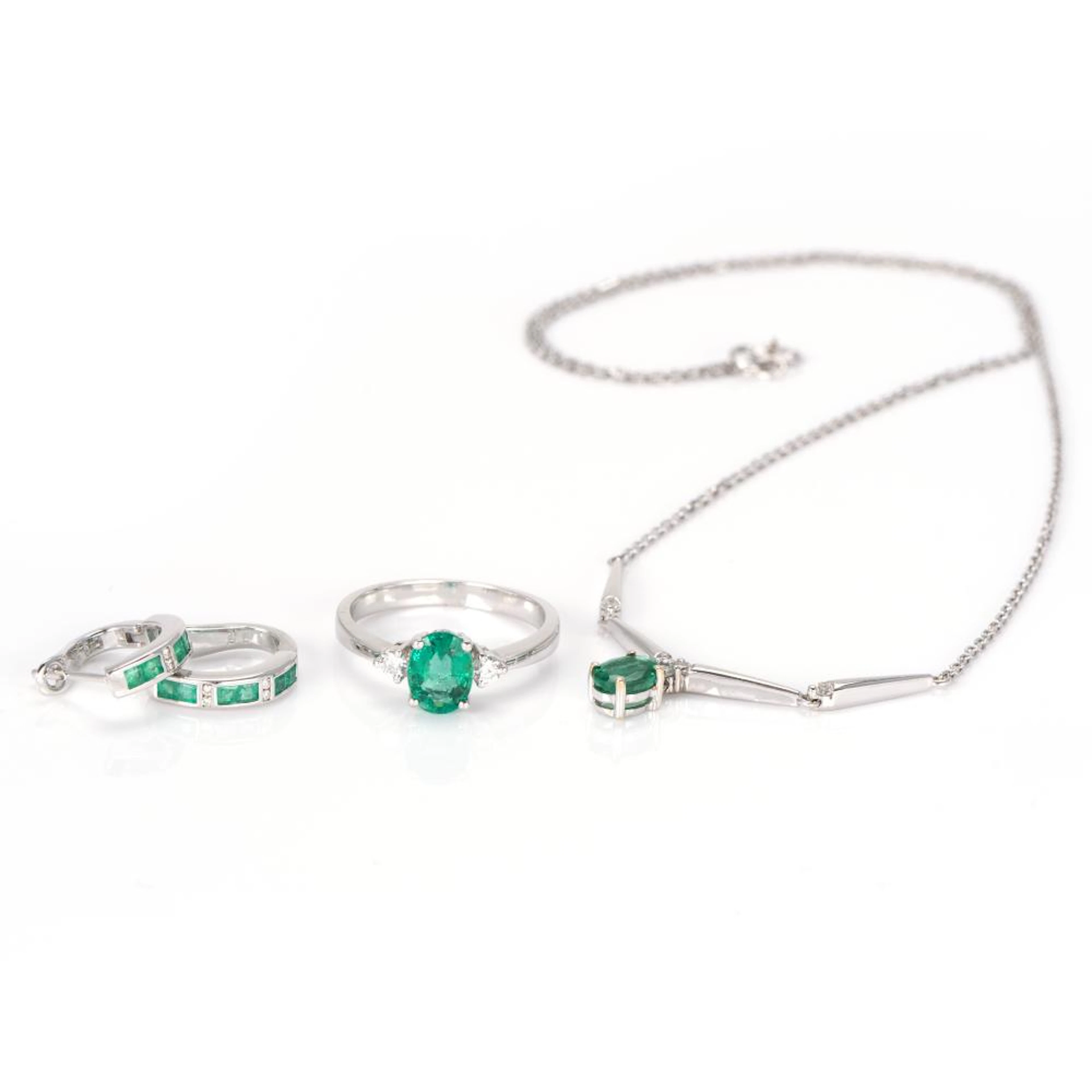 Schmuckset mit Smaragd- und Brillantbesatz