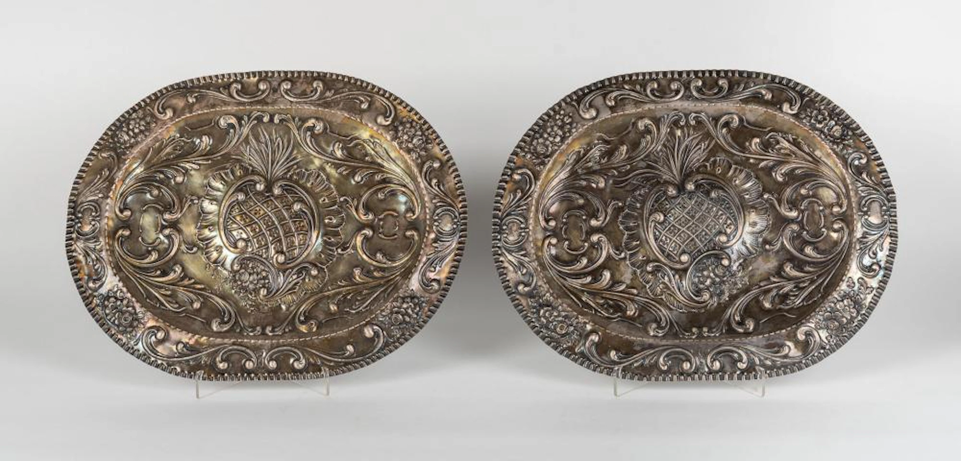 Pareja de platos decorativos realizados en plata repujada