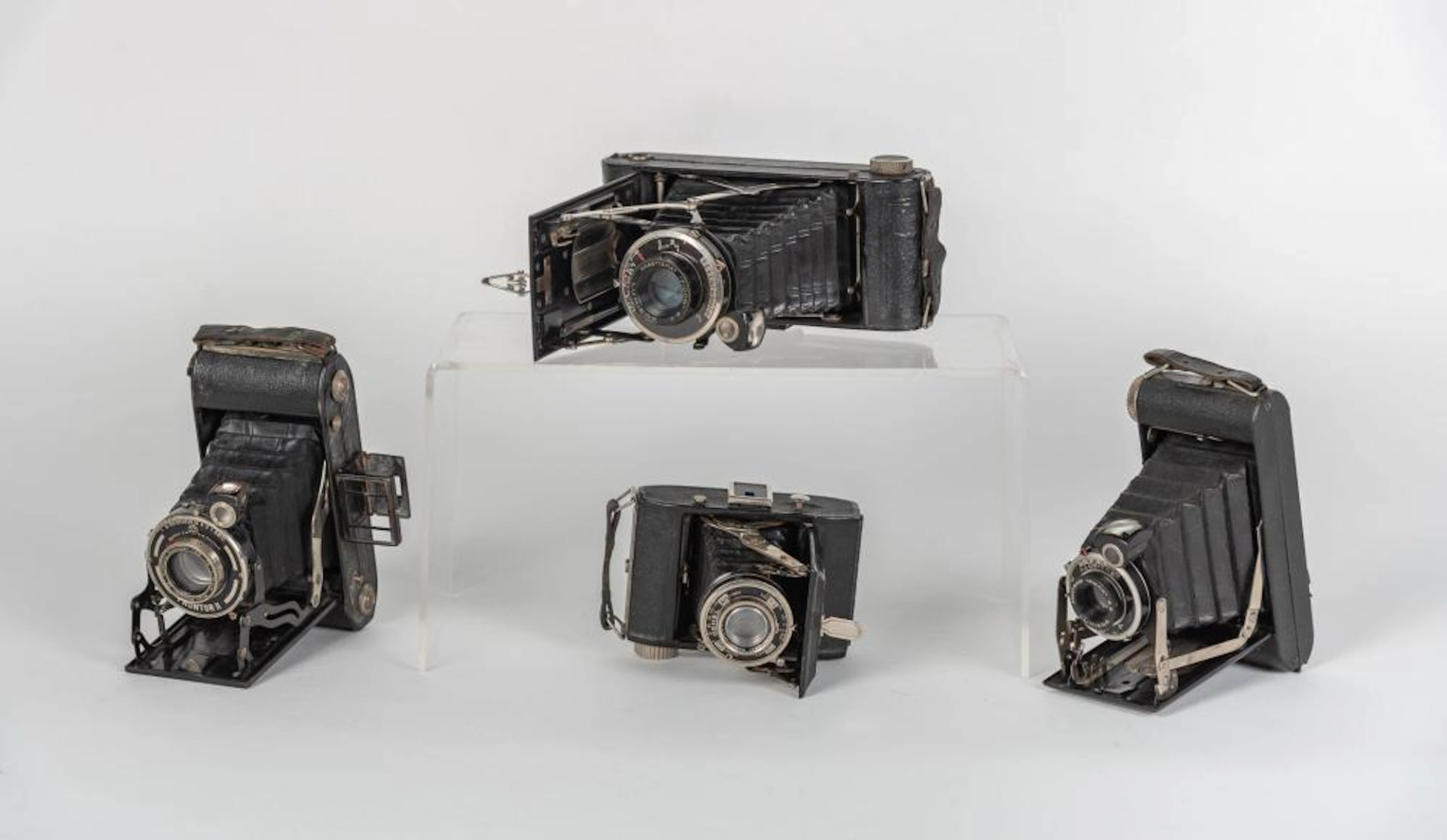 Lote compuesto por cuatro cámaras de fotografía. Época: S. XX Medidas: 12x20 cm