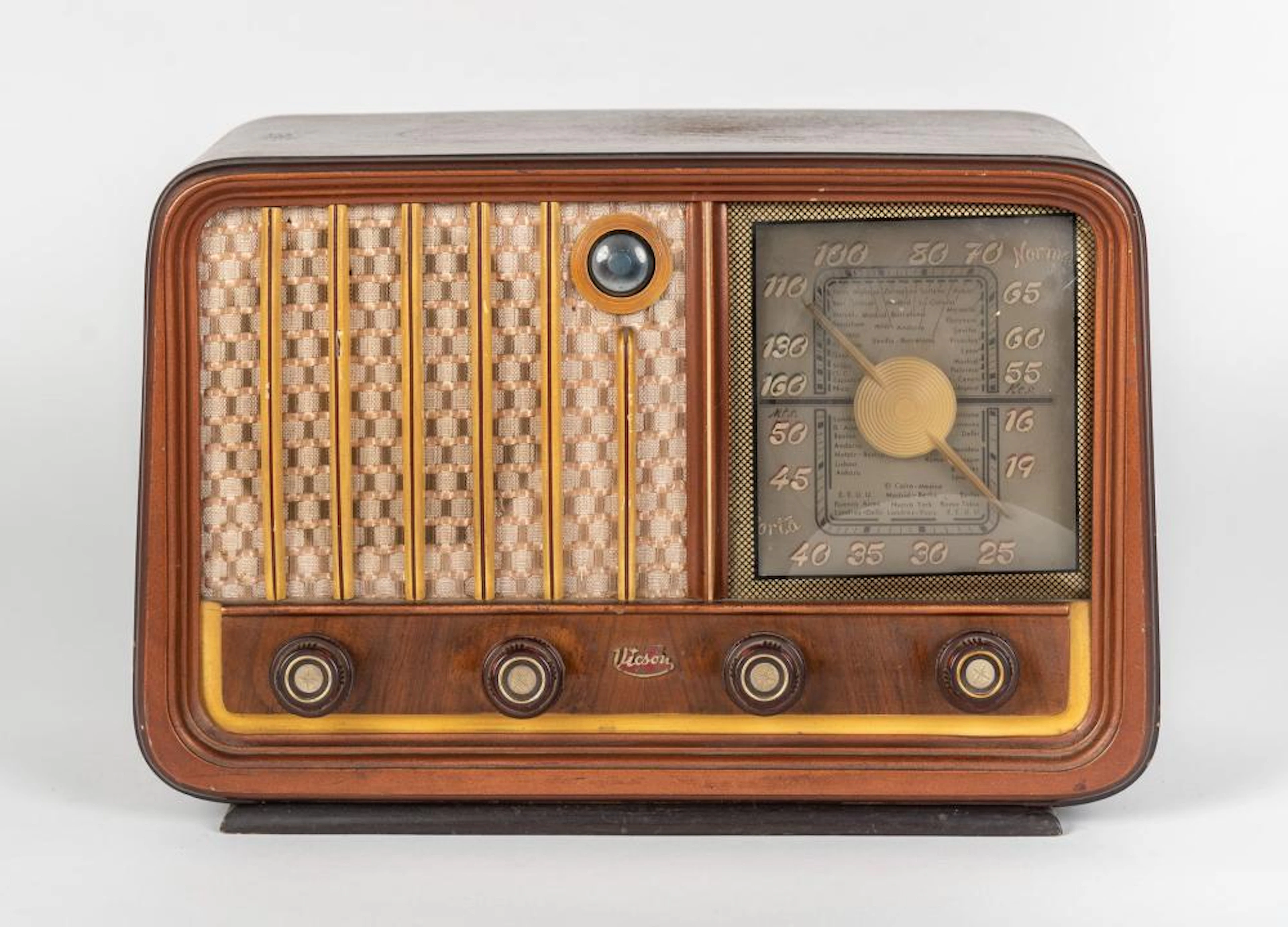 Radio antigua de la marca Vicson. Época: Mediados S. XX Medidas: 27x37x18 cm
