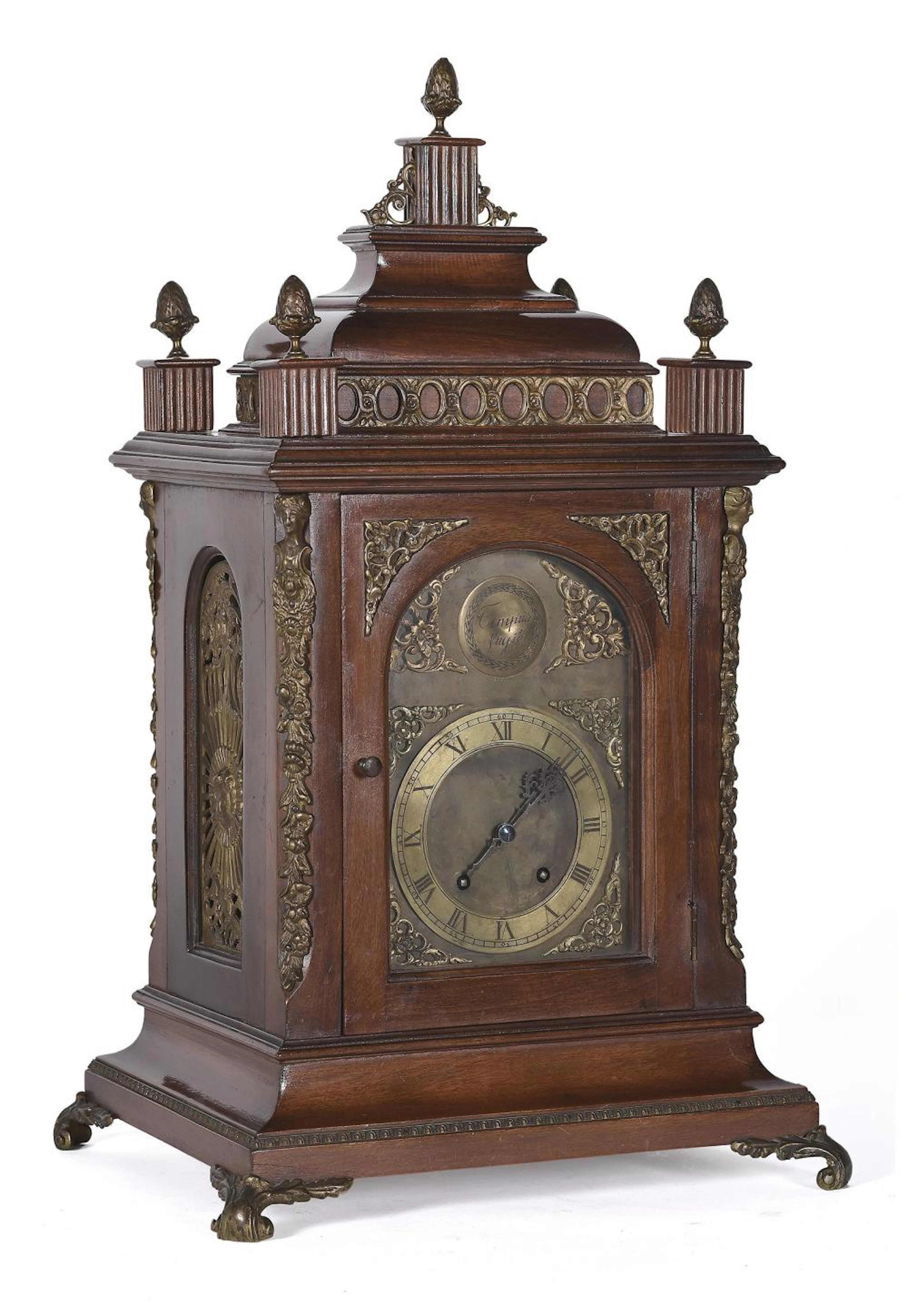 Reloj bracket Tempus Fugit con caja realizada en madera de caoba.?