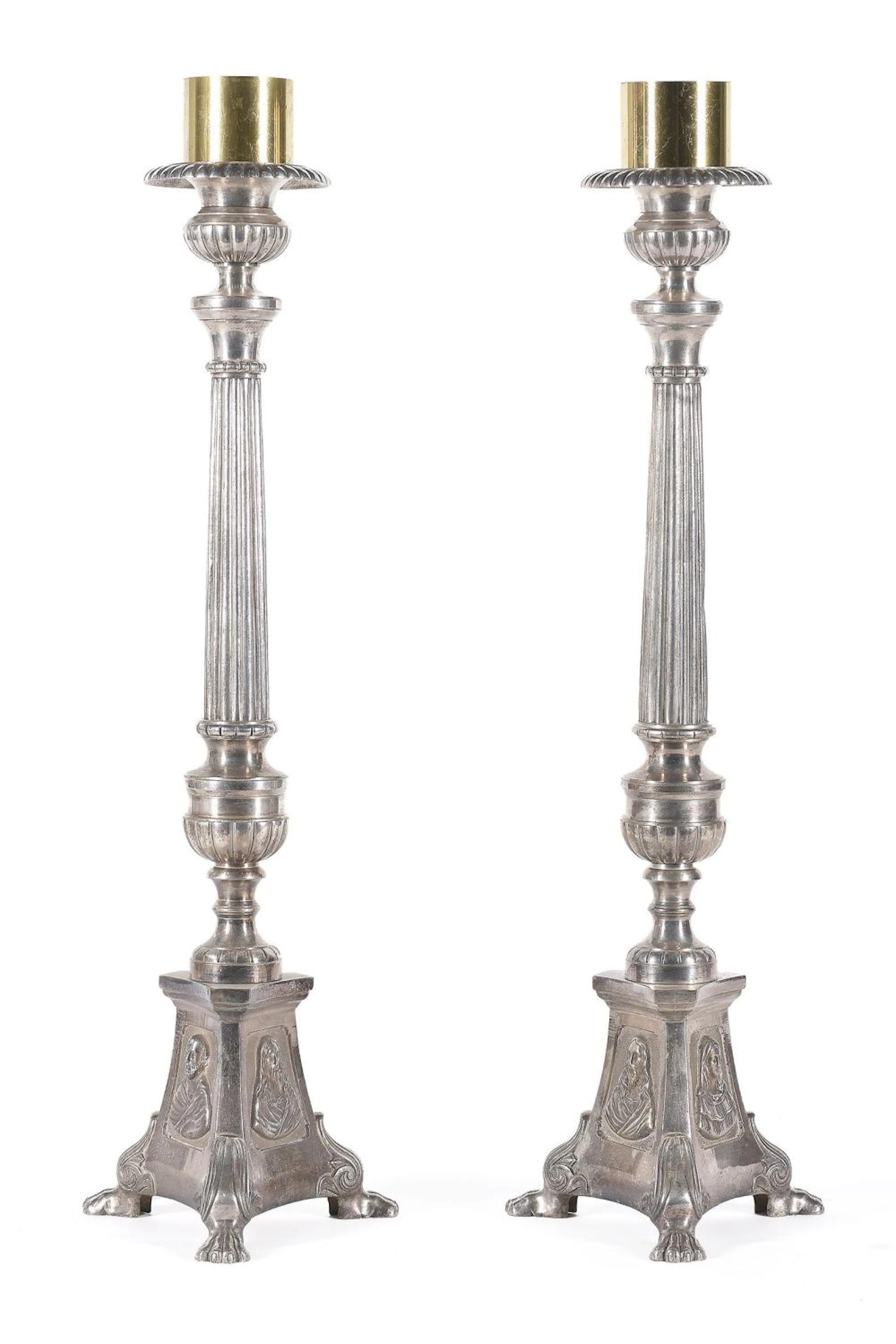 Pareja de candeleros de altar realizados en metal plateado y bronce.?