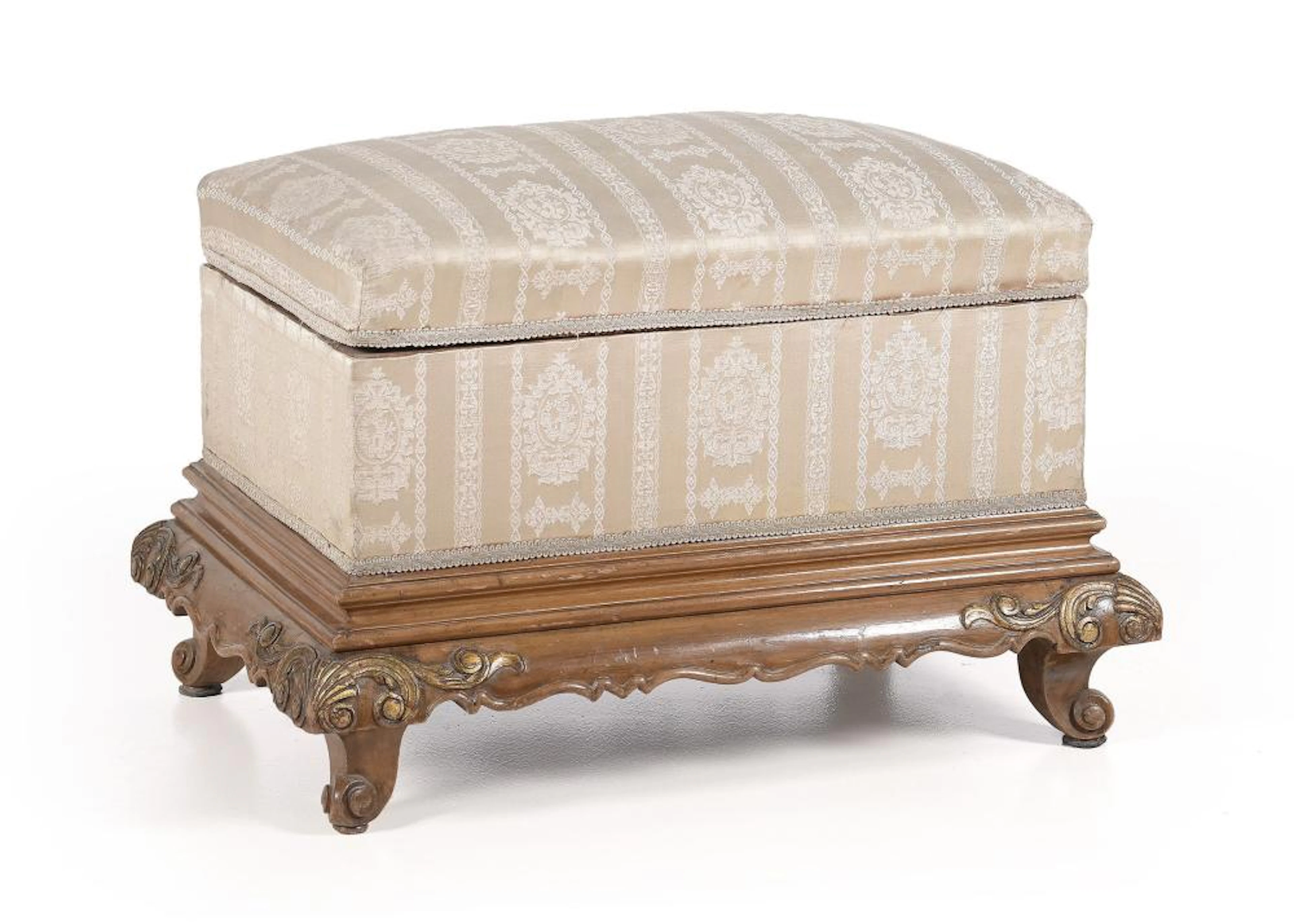Banqueta-baúl realizada en madera con decoración dorada y tapizada