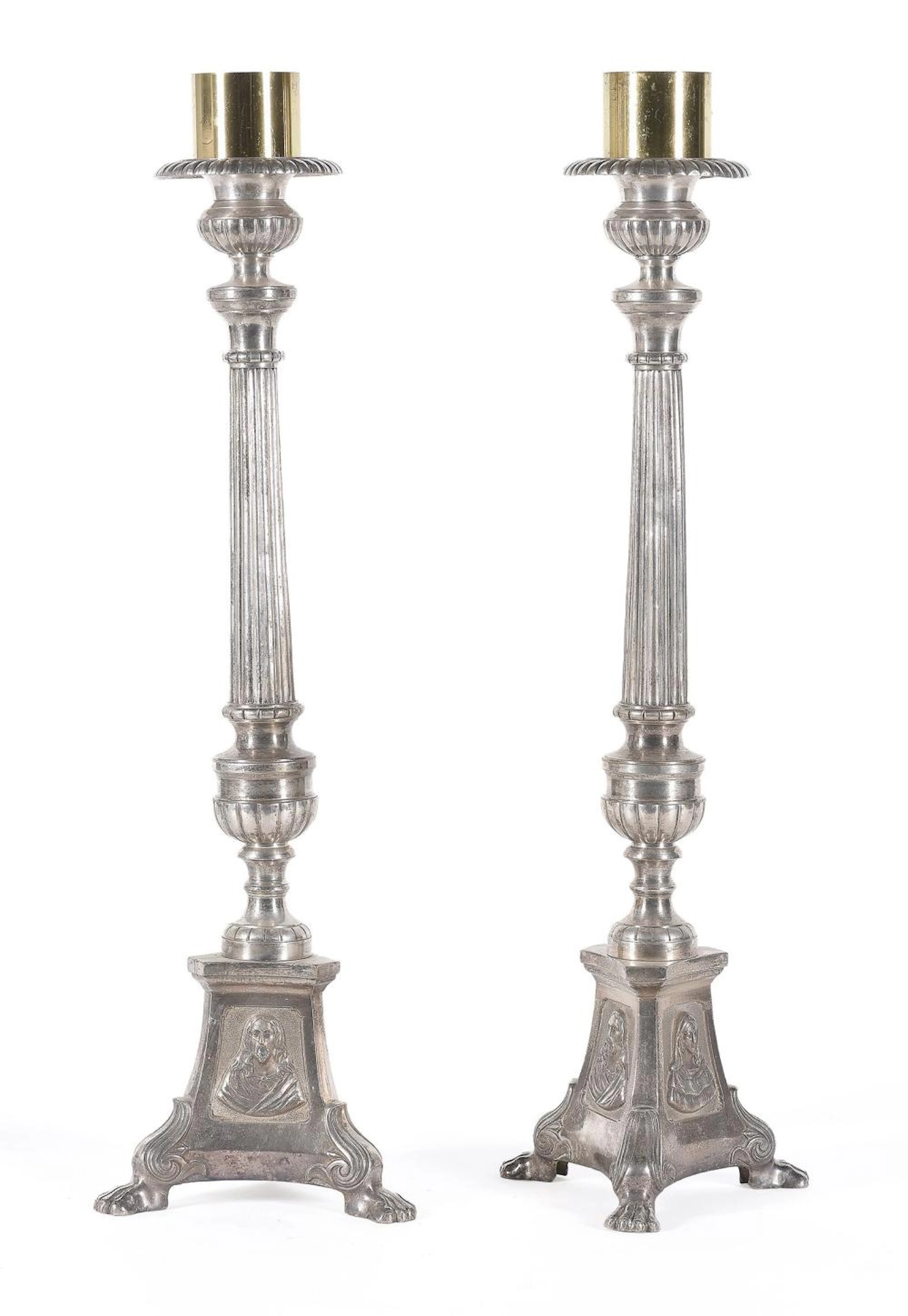 Pareja de candeleros de altar realizados en metal plateado y bronce.?