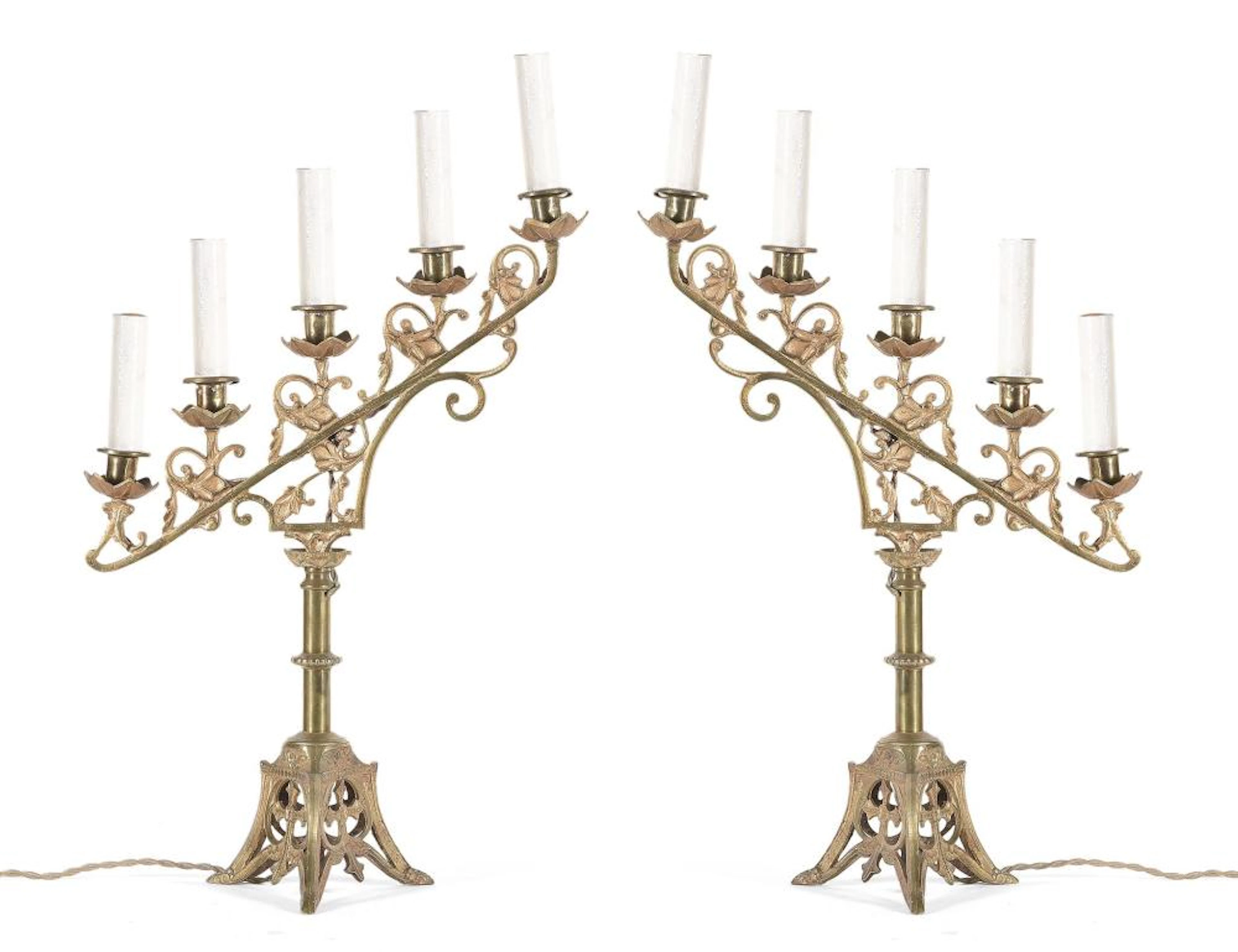 Pareja de candelabros neogóticos de cinco luces realizados en bronce.?