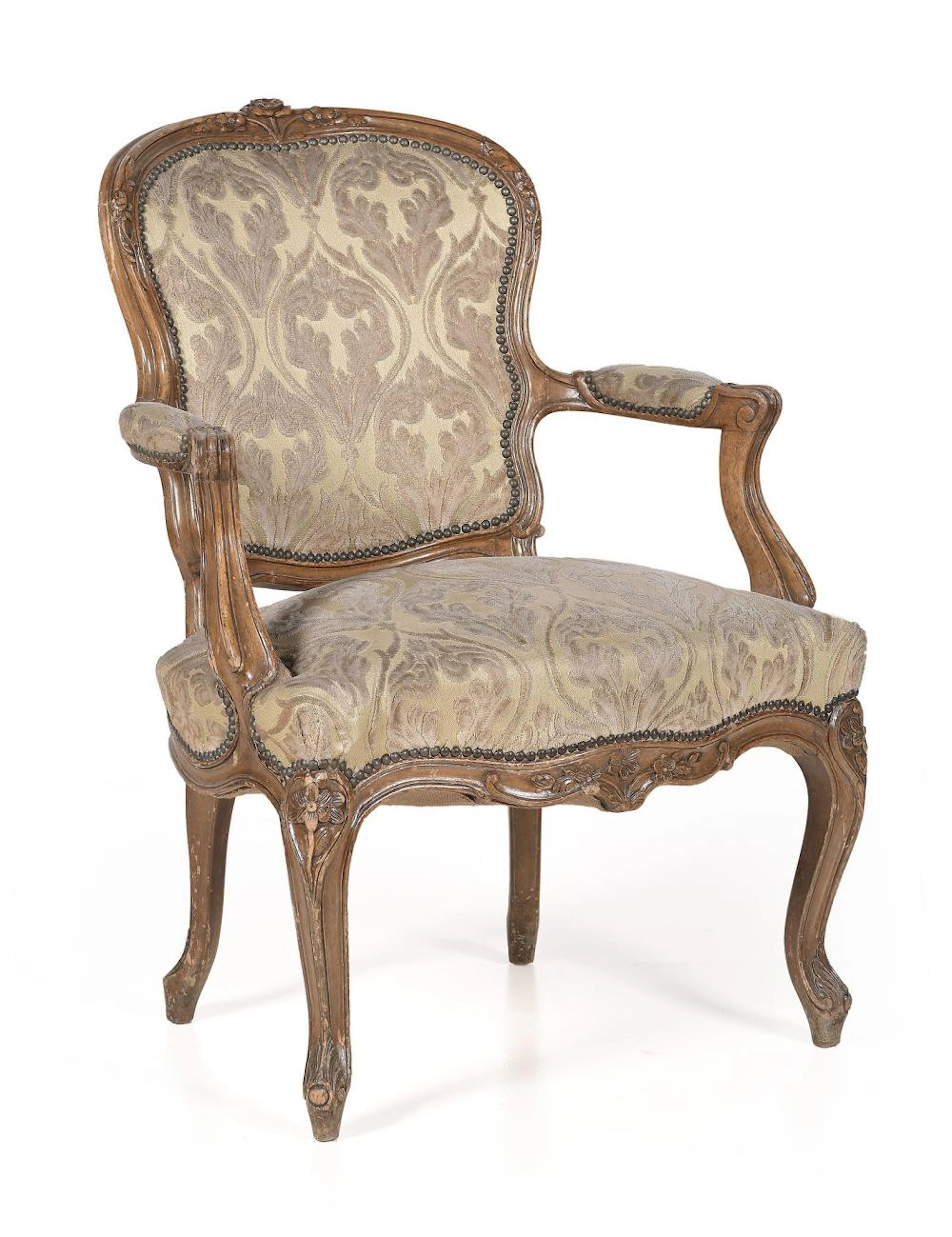 Sillón realizado en madera de nogal tallada con decoración floral
