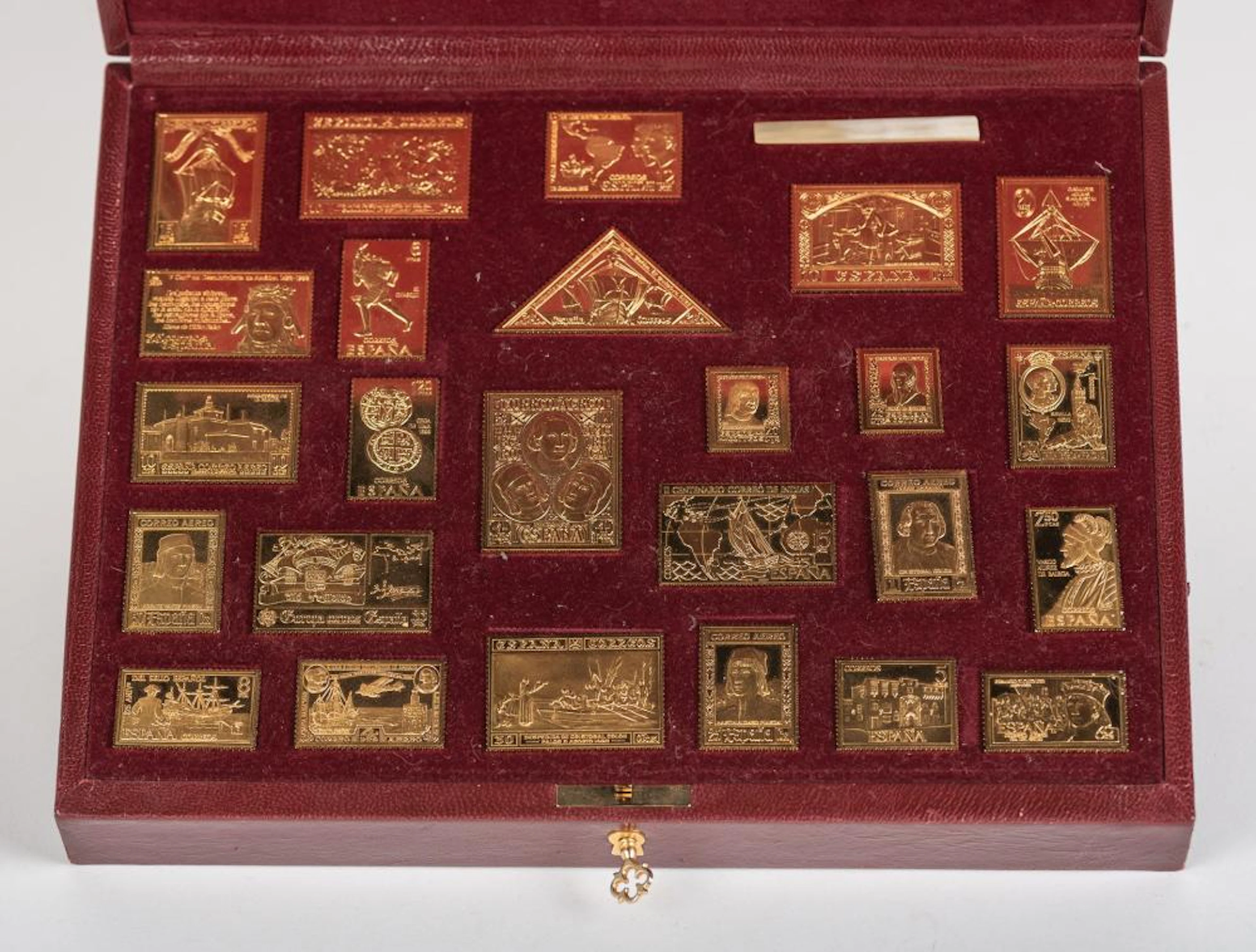 Estuche de la Colección "Encuentro de dos mundos. V Centenario del Des