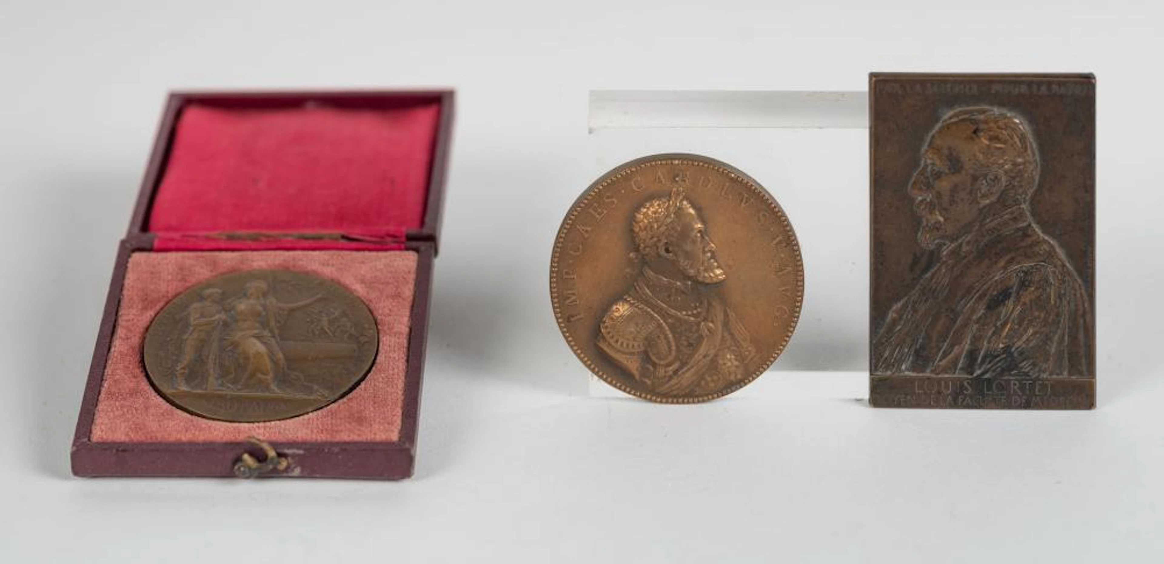 Lote compuesto por una placa y medalla francesa y una medalla española