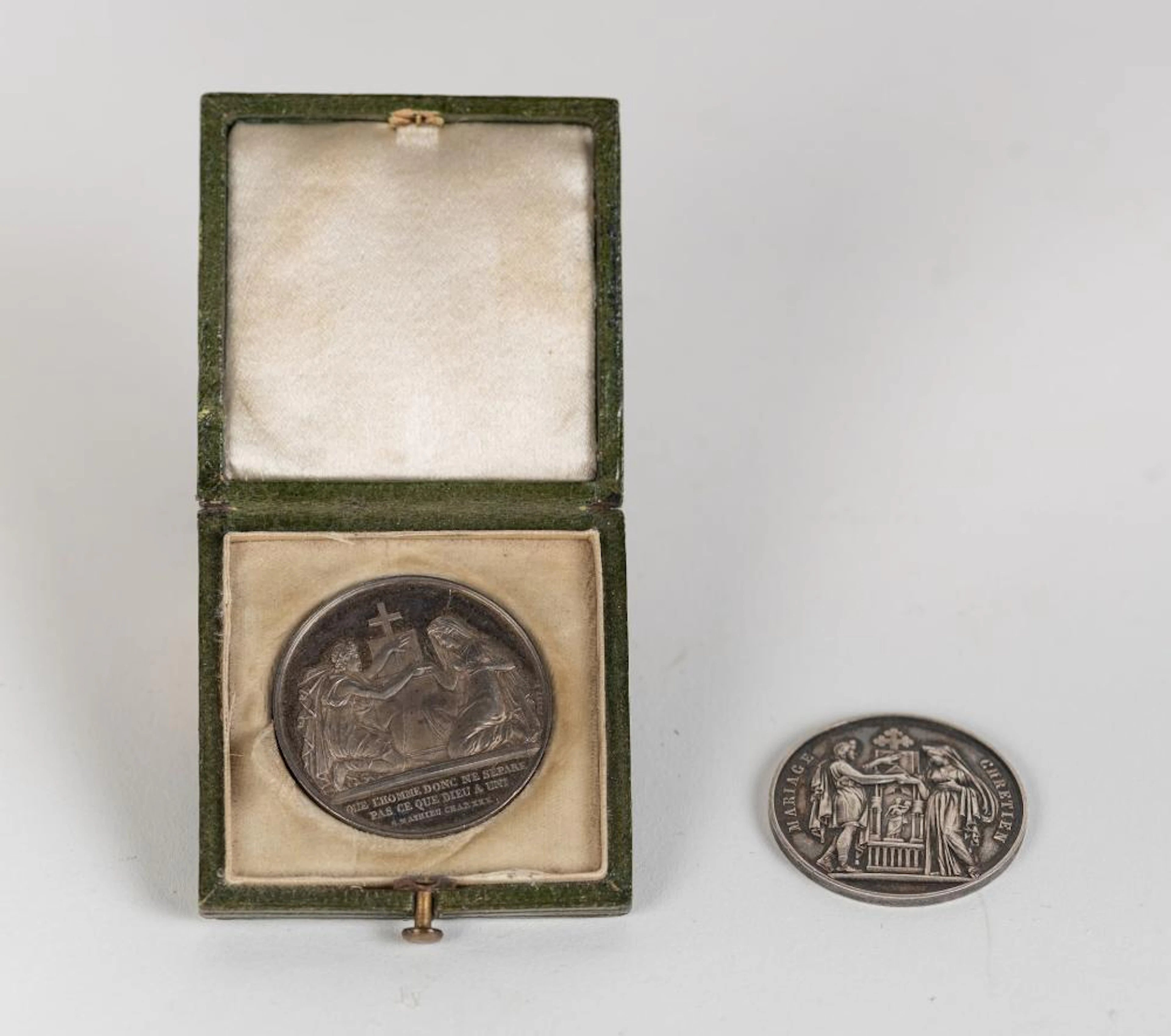 Lote de dos monedas francesas de boda realizadas en plata. Época Napol