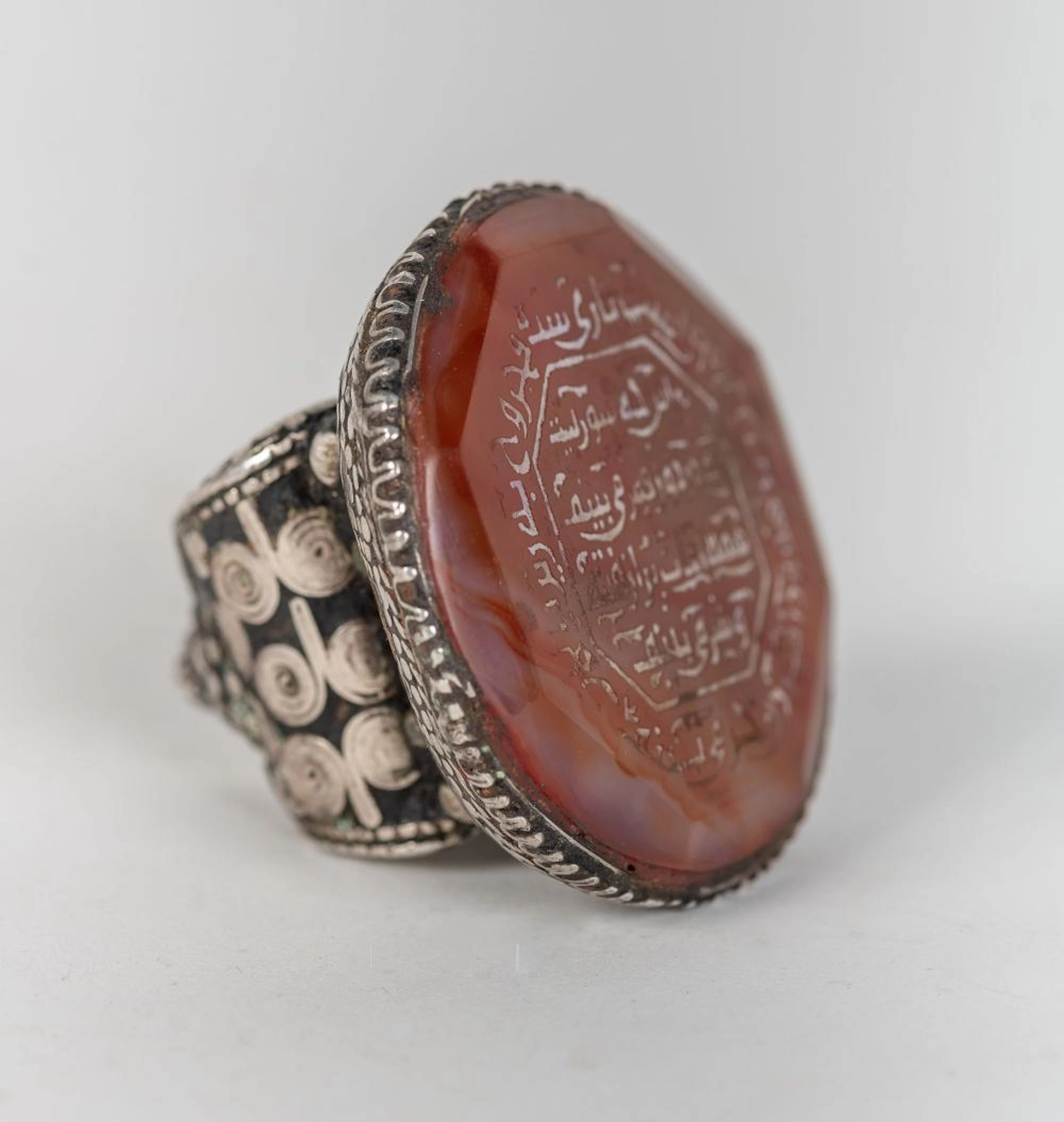 Anillo de Jefe de Clan de Samarcanda realizado en plata y ámbar con gra