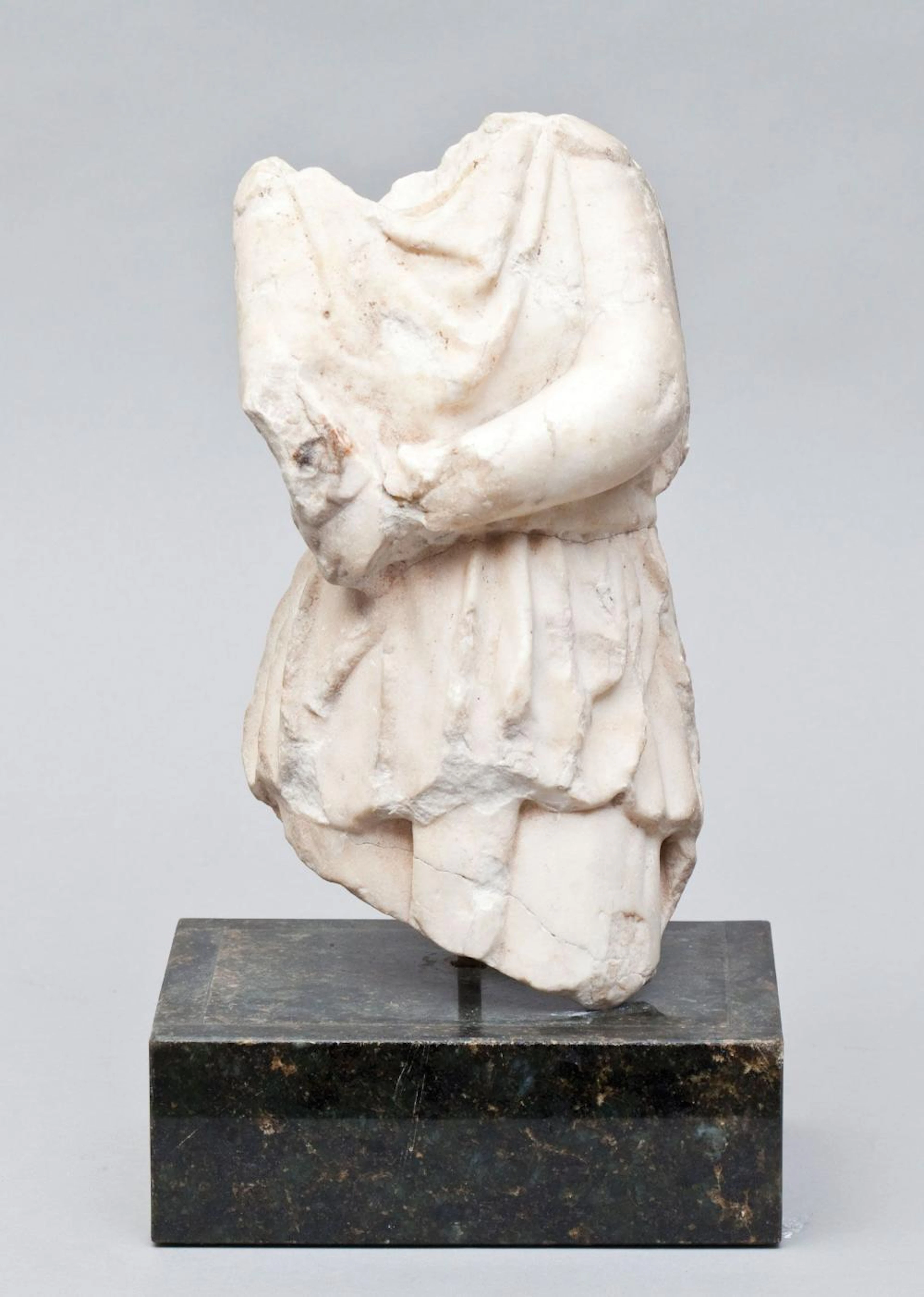 Escultura Romana realizada en mármol blanco representando a Attis. Épo