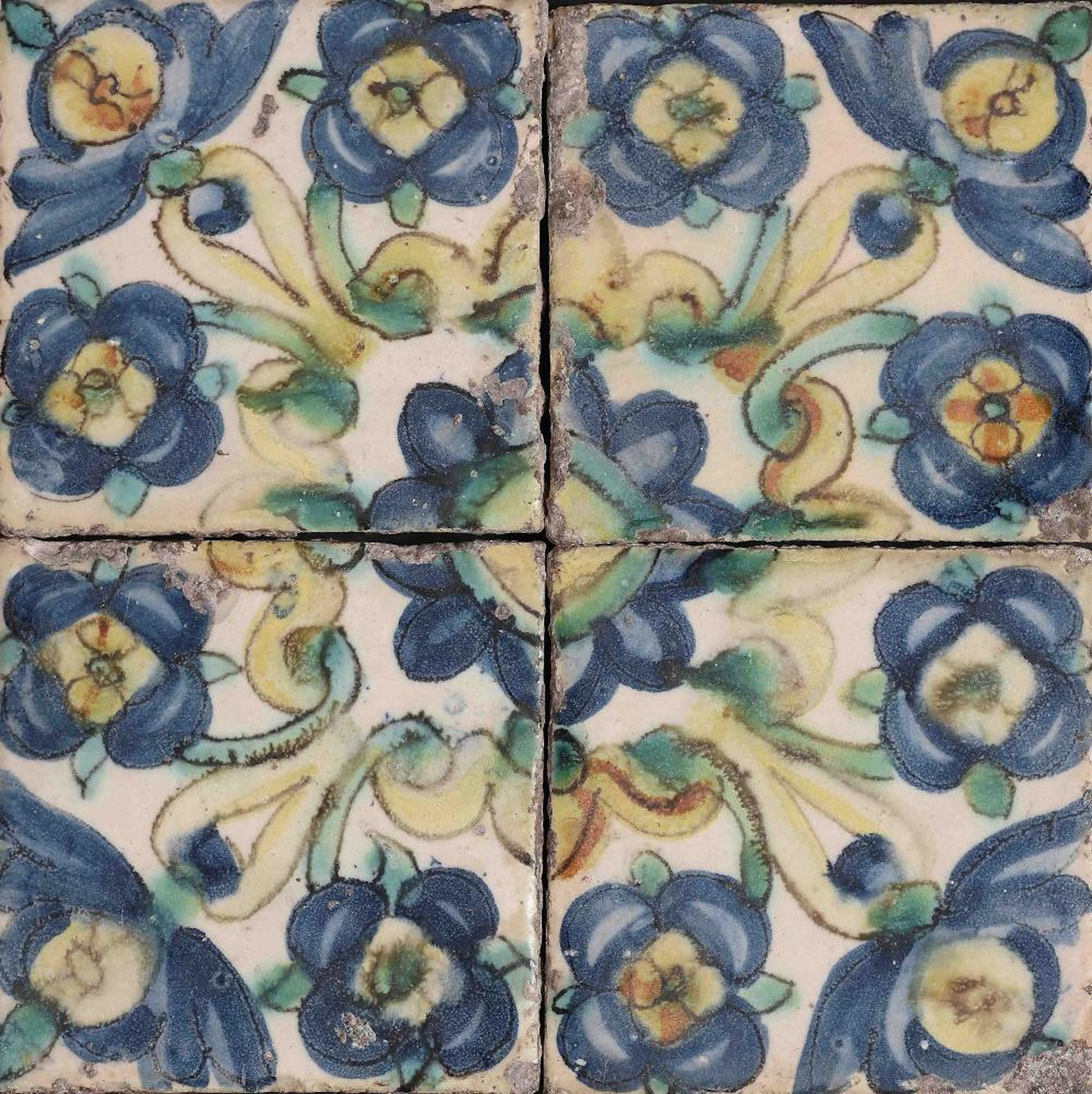 Juego de 4 azulejos de Manises formando rosetón.