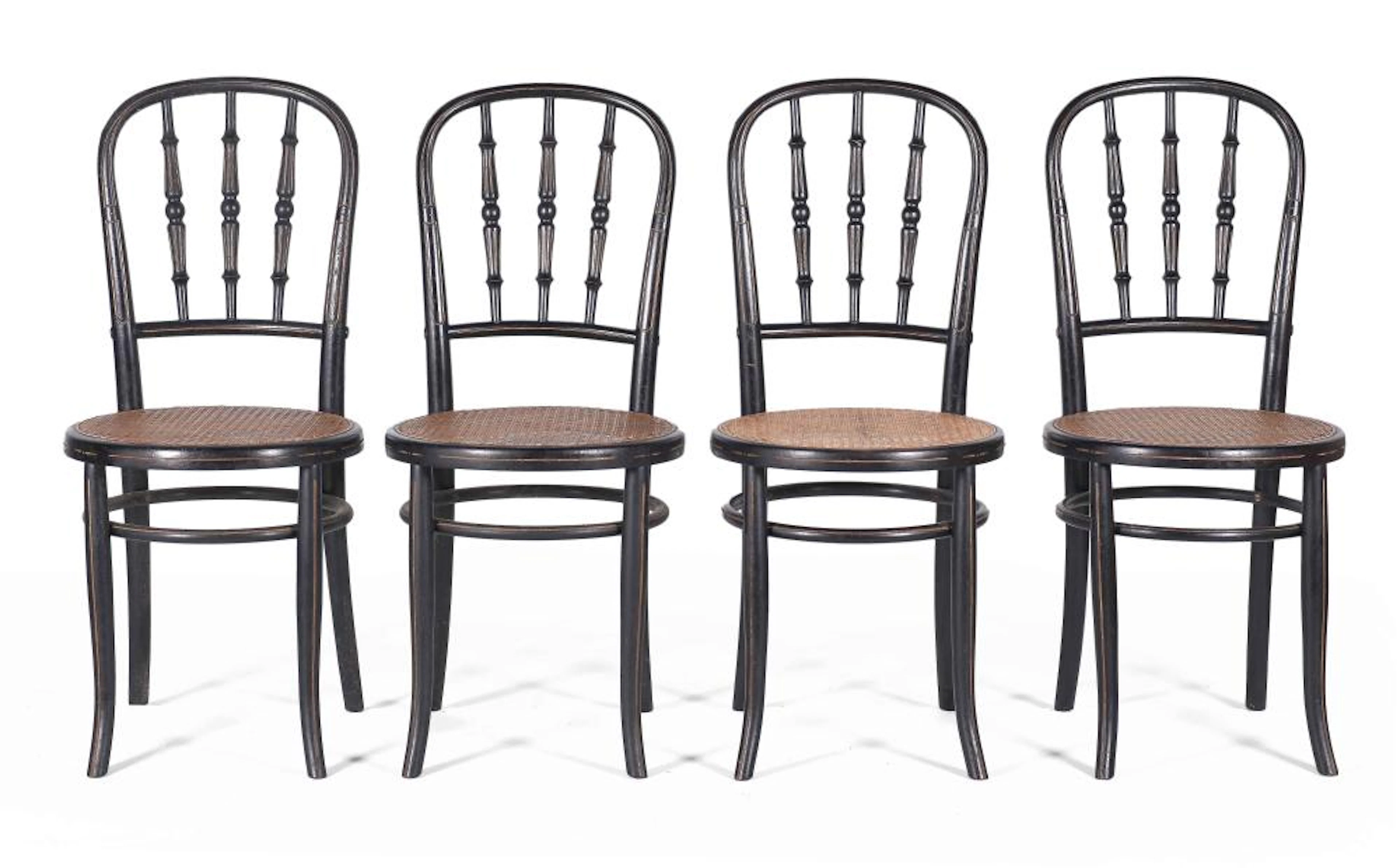 Lote compuesto por cuatro sillas estilo Thonet realizadas...