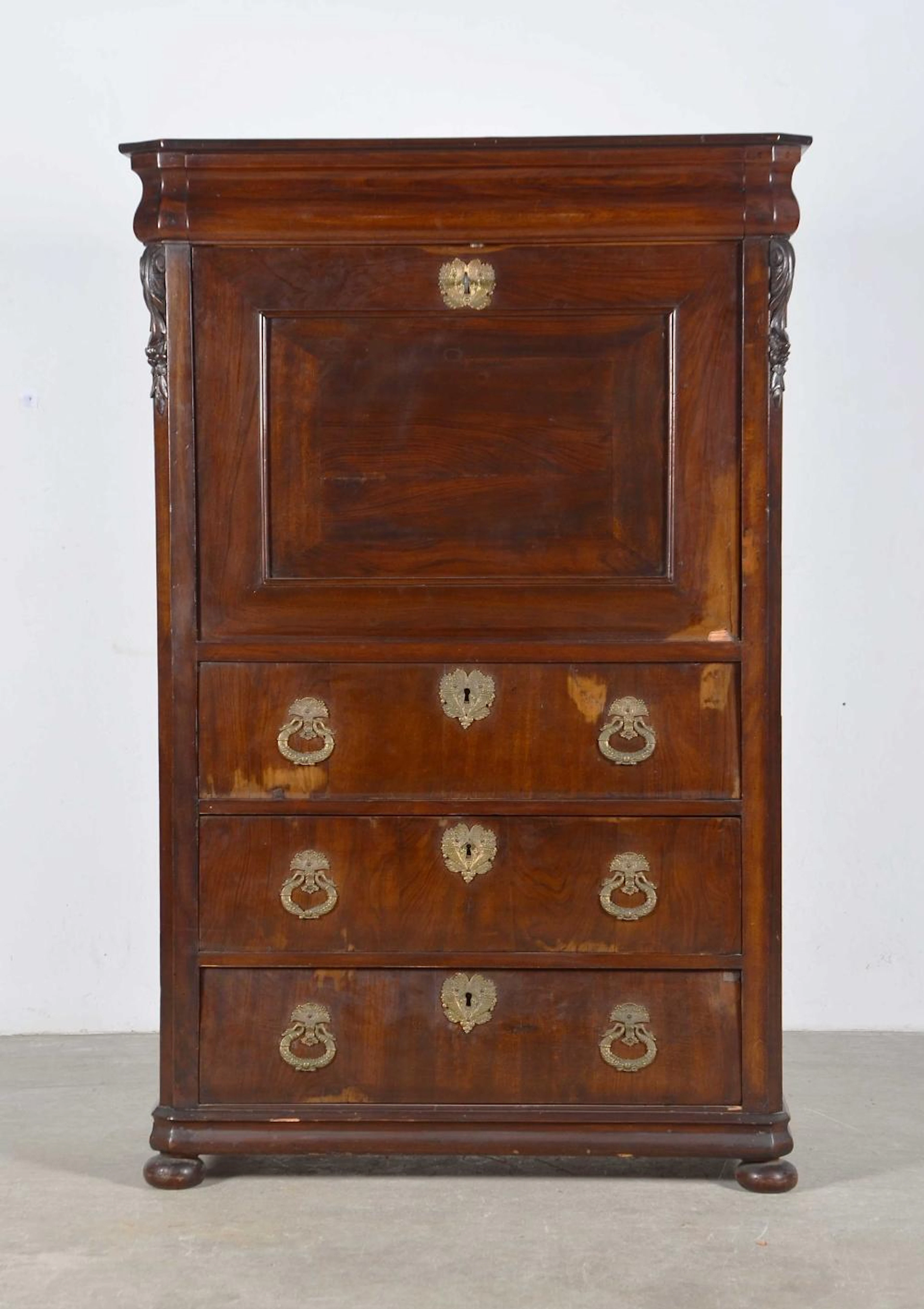 Mueble abattant realizado en madera de caoba con apliques de bronces. Francia