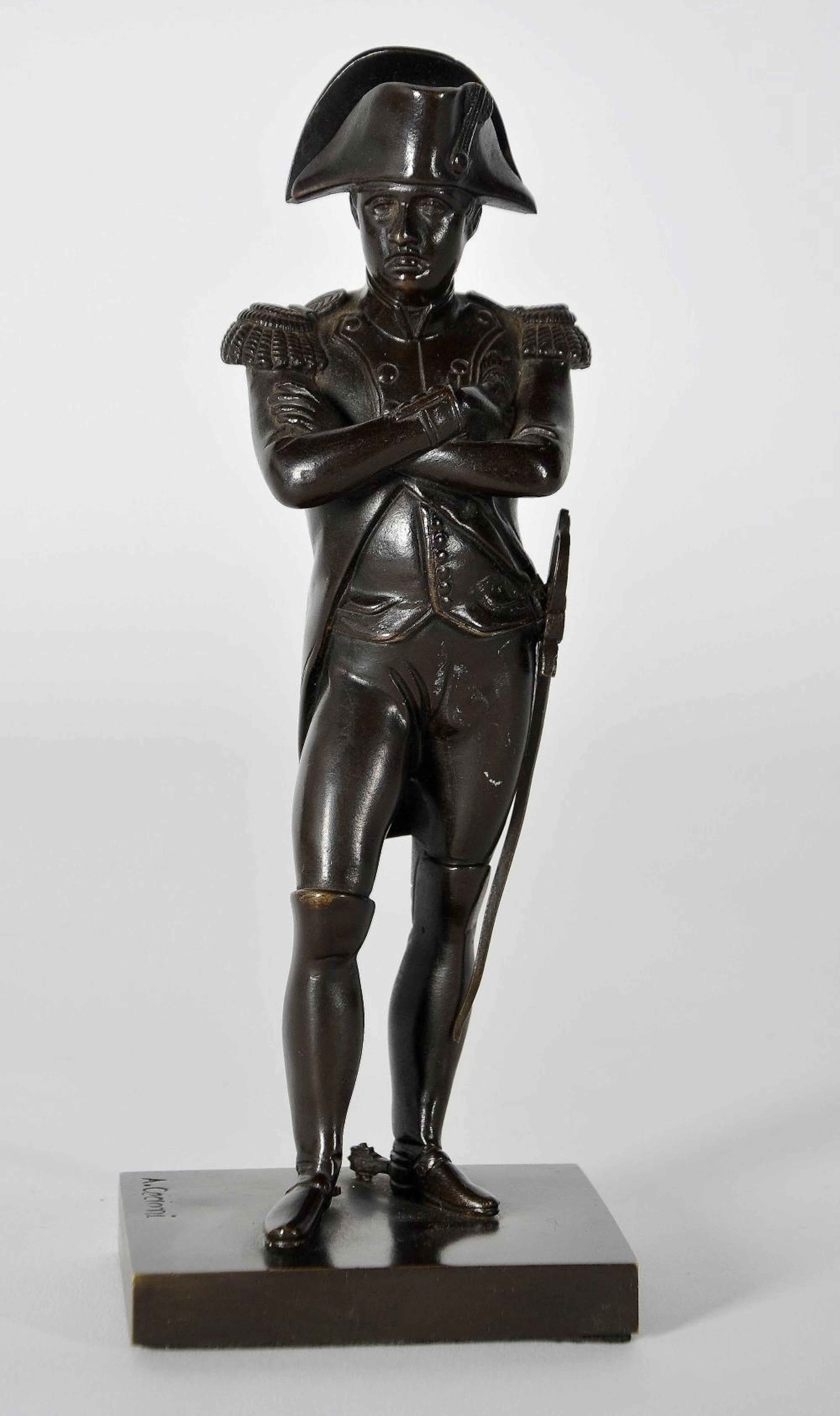 Figura realizada en bronce representando Napoleón Bonaparte. Fdo. A. Cecioni.