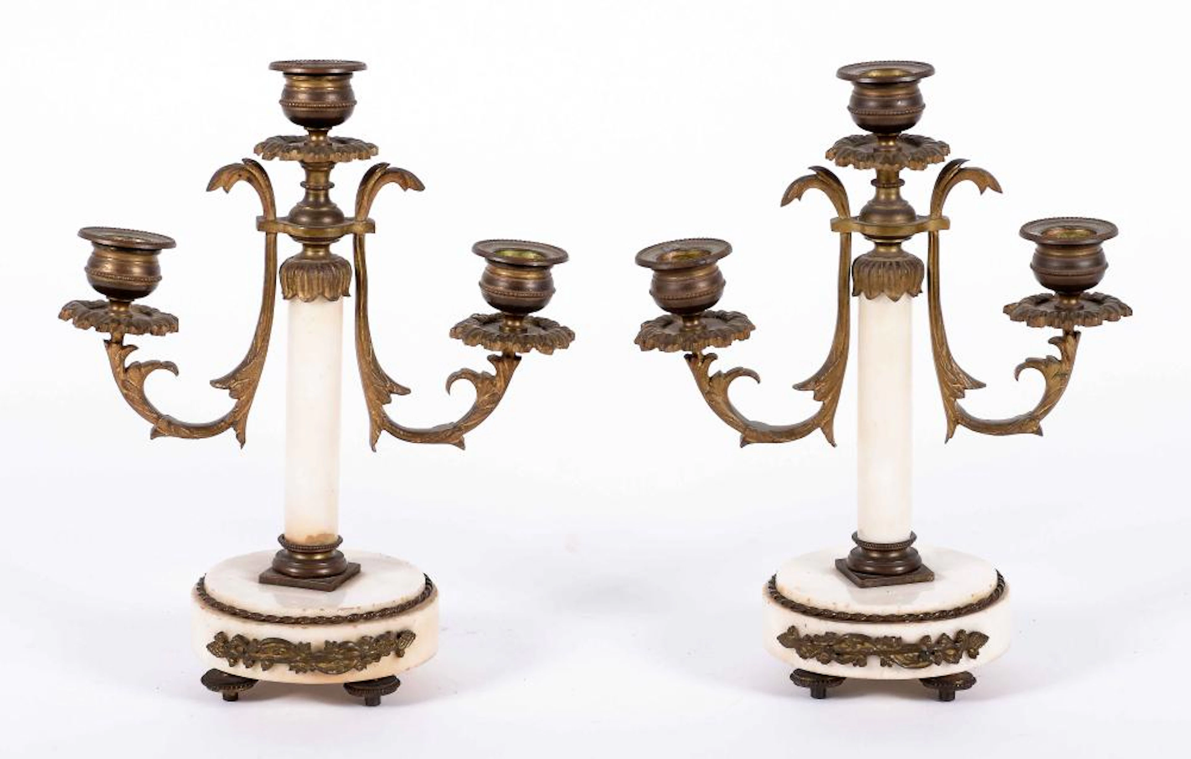 Pareja de candelabros realizados en mármol y bronce