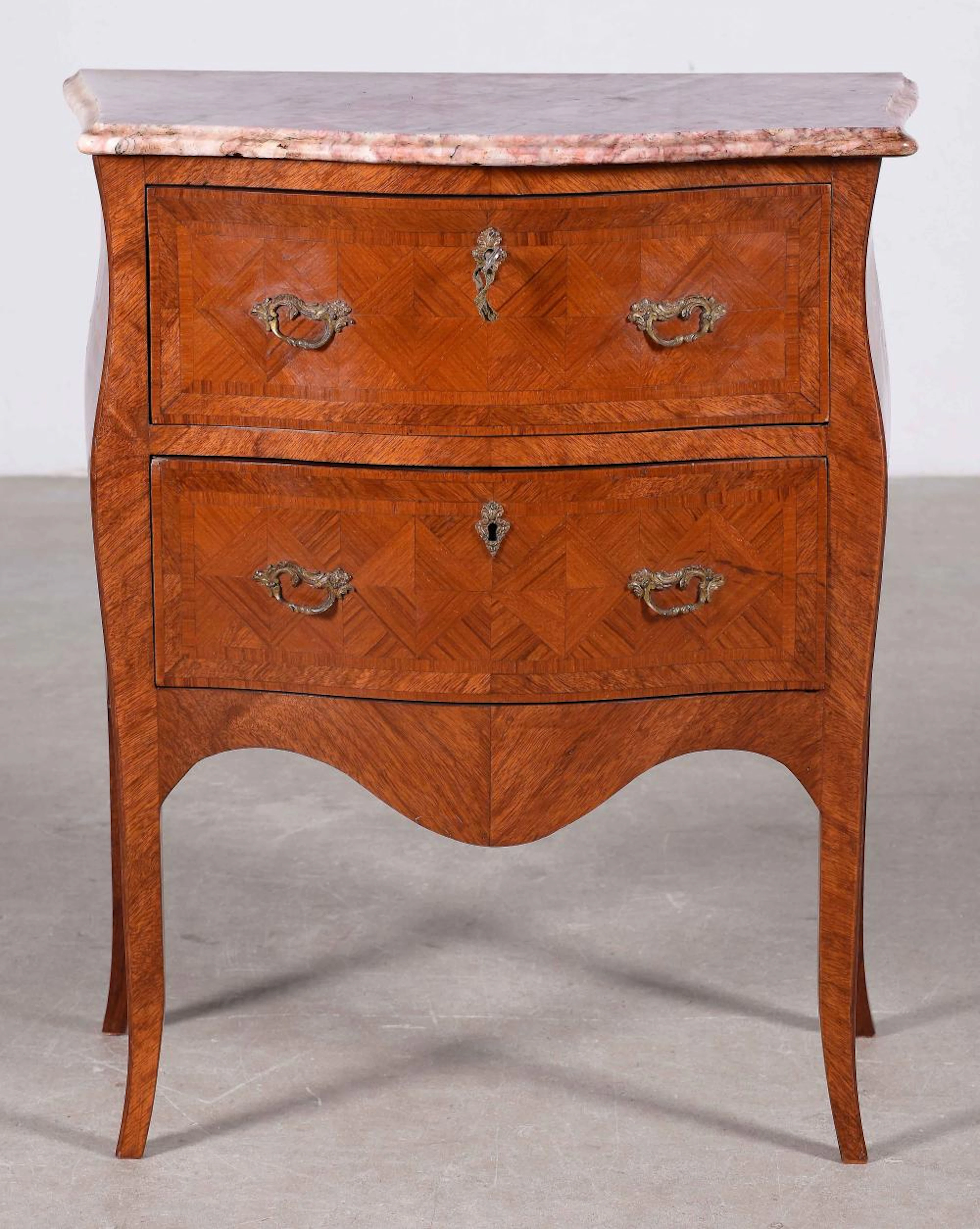 Mueble auxiliar realizado en madera con marquetería de...