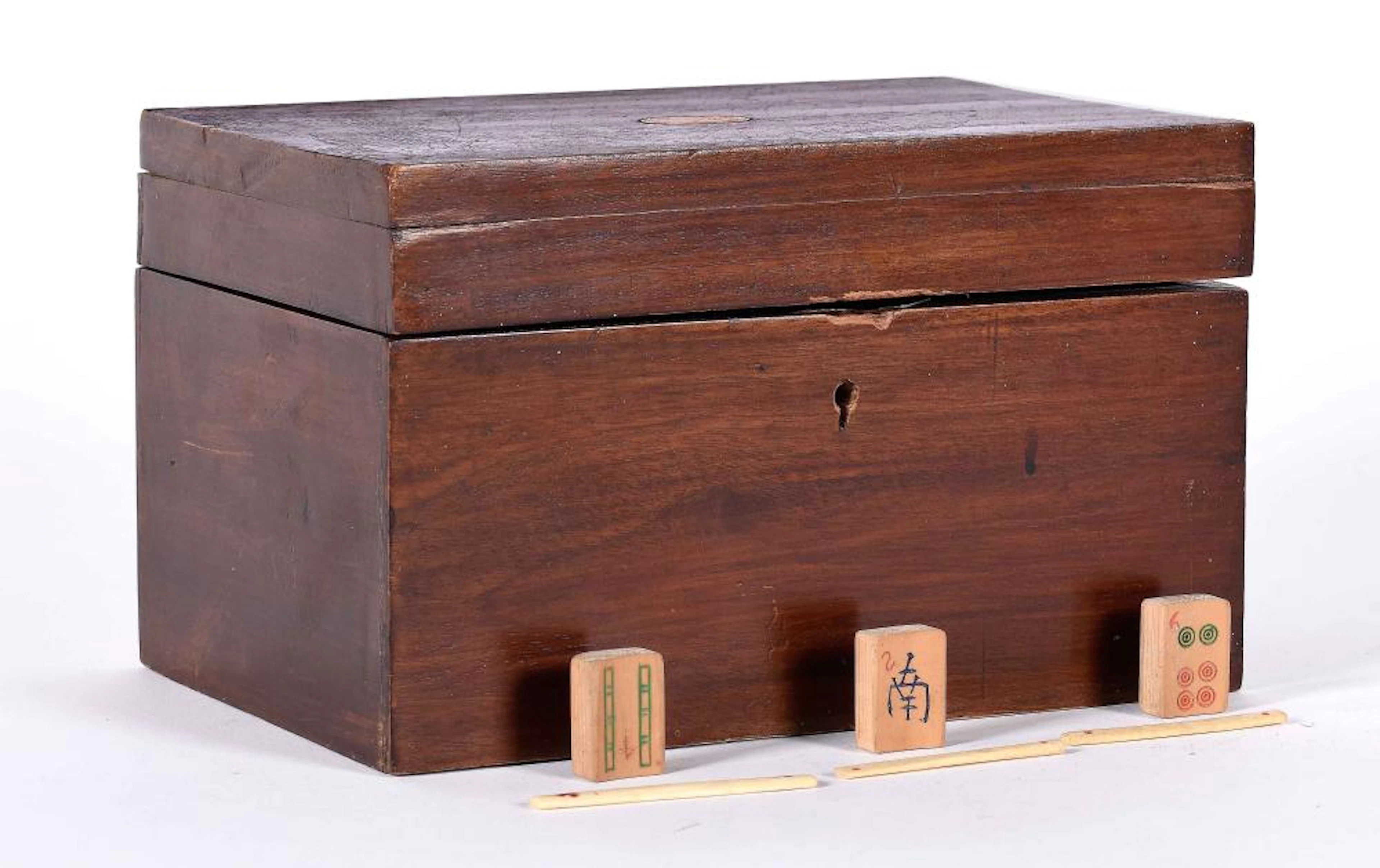 Caja realizada en madera con juego de mahjong.