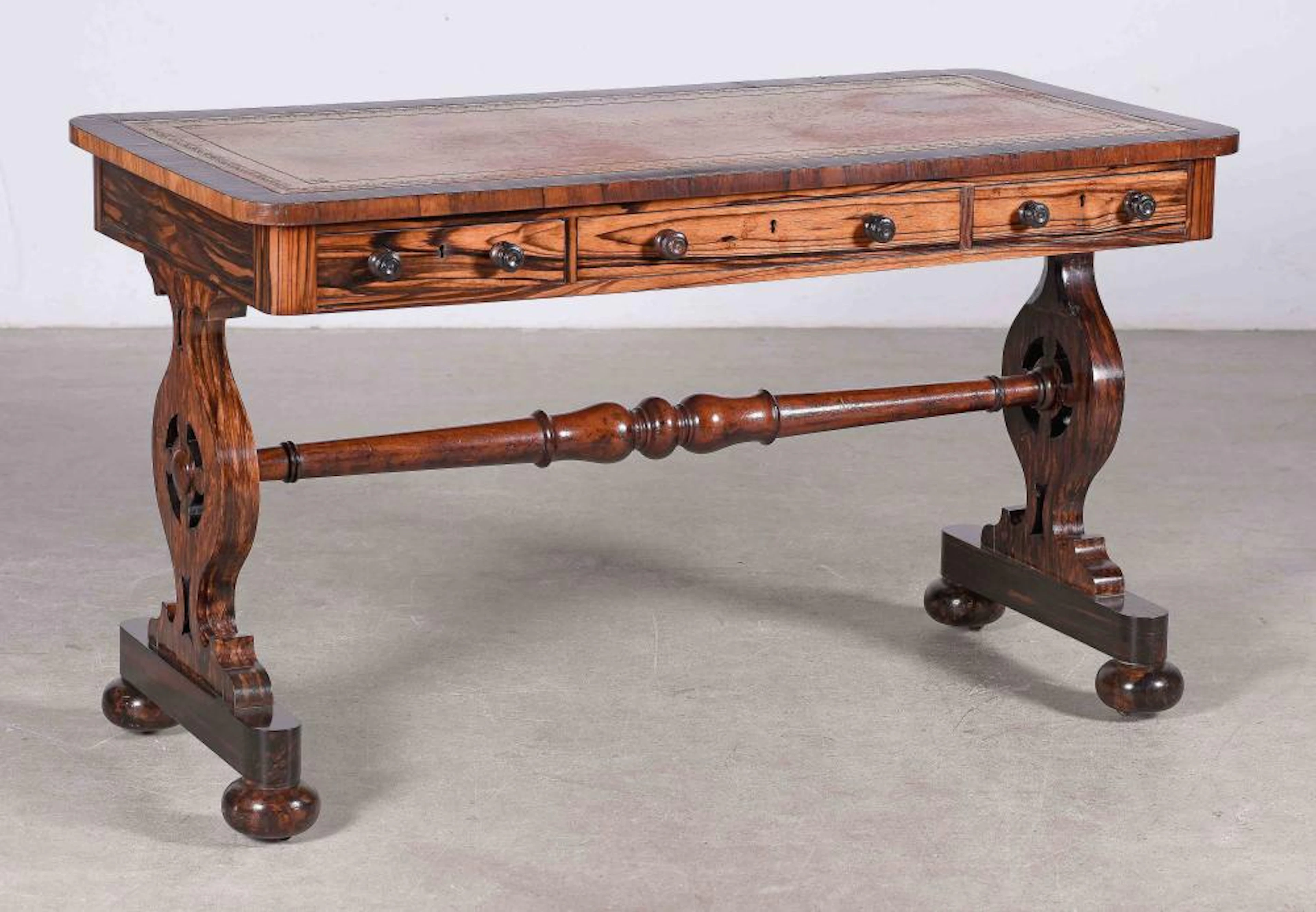 Mesa de despacho realizada en madera de ébano de Macasar con encimera de piel.
