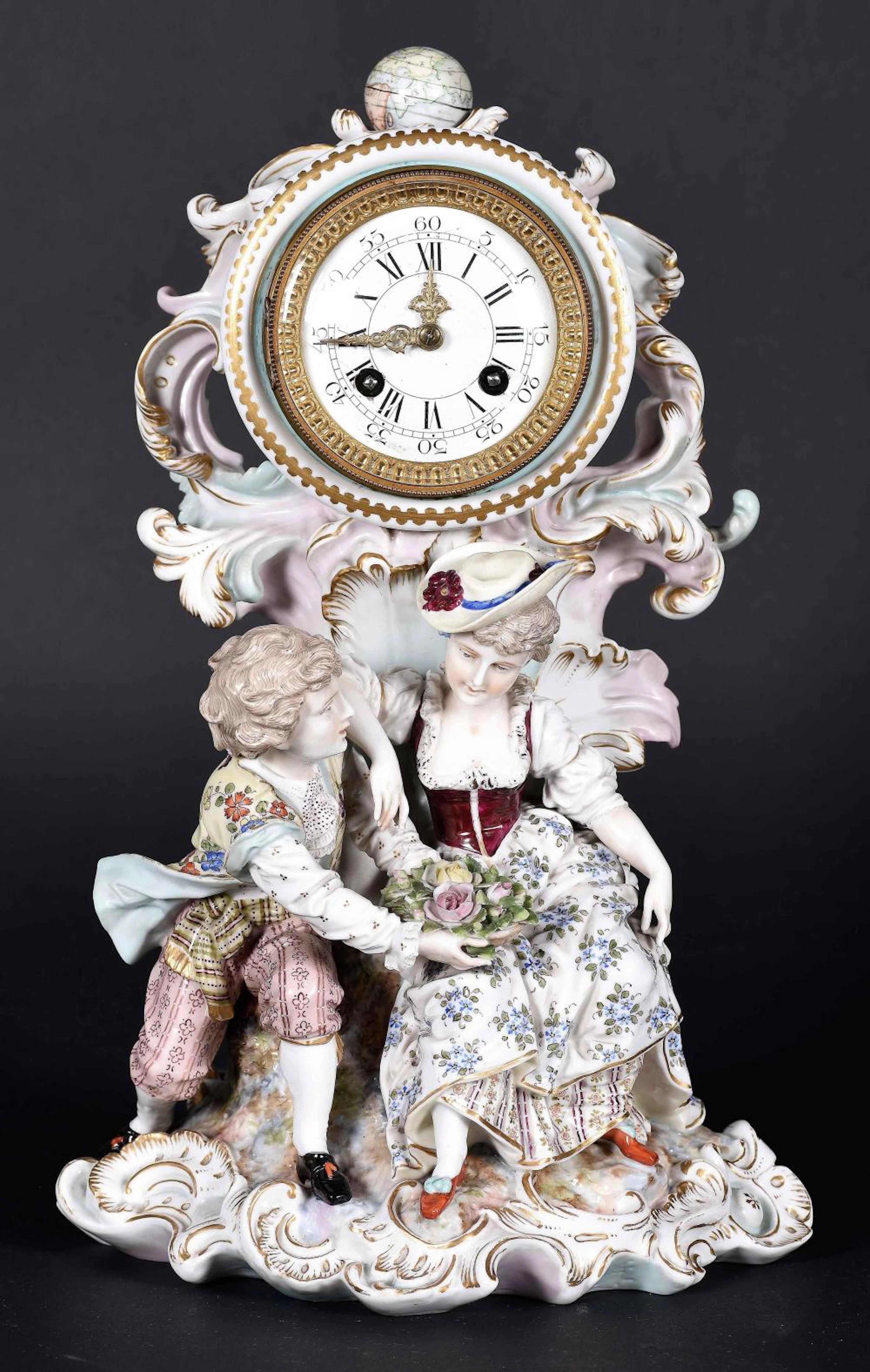 Reloj realizado en porcelana francesa con decoración de escena galante.