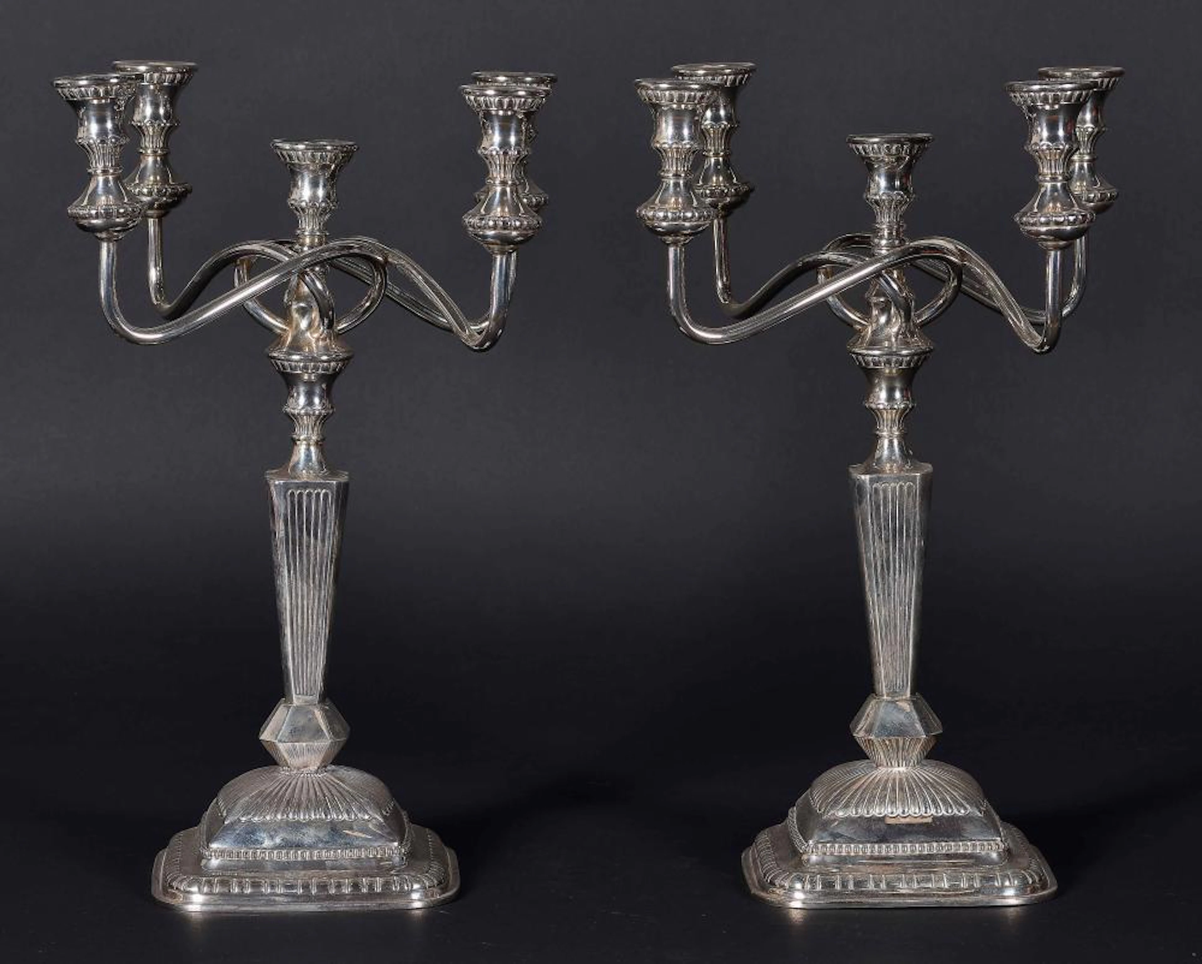 Pareja de candelabros realizados en plata.