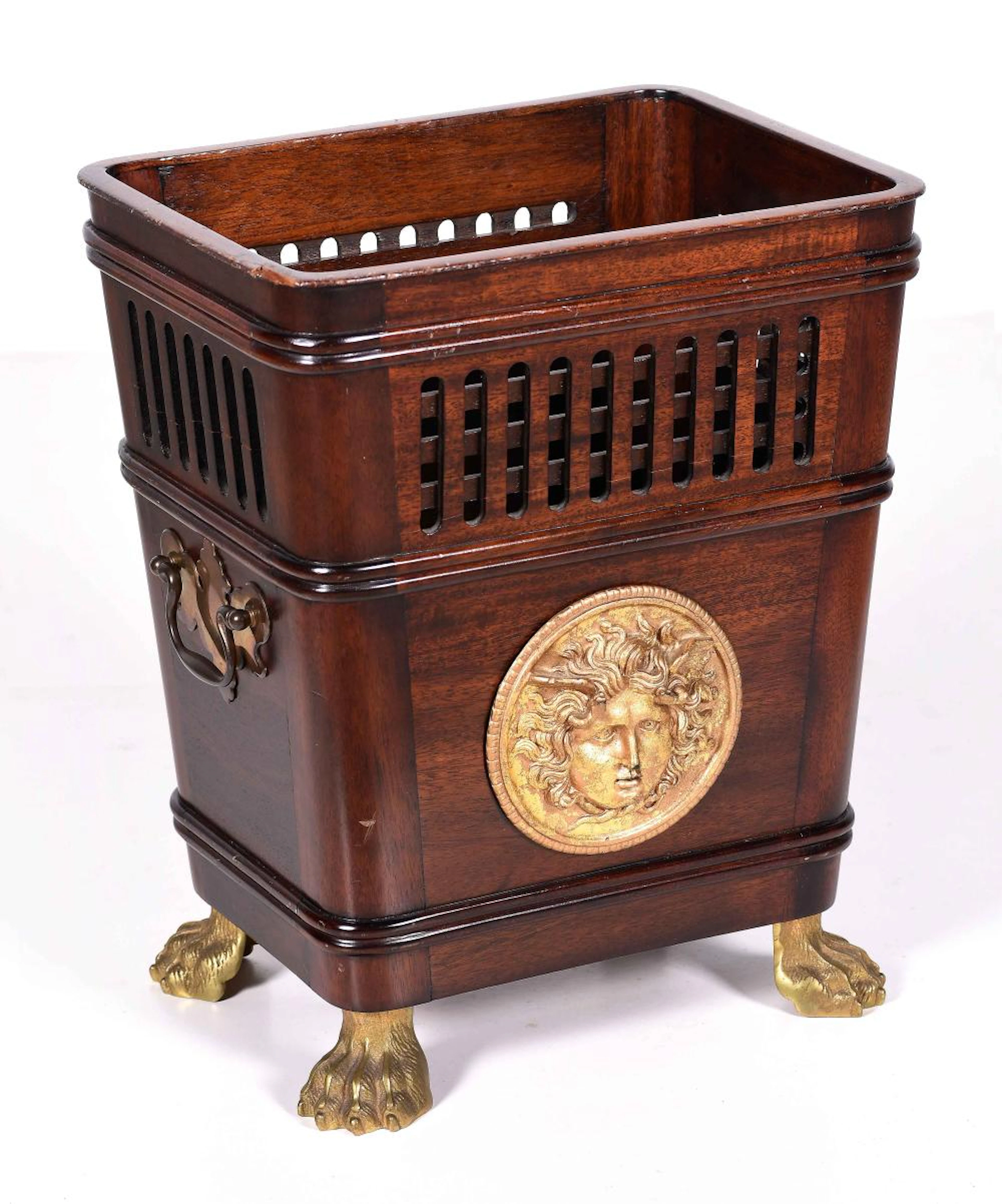 Papelera realizada en madera de caoba y bronce. Con falta.