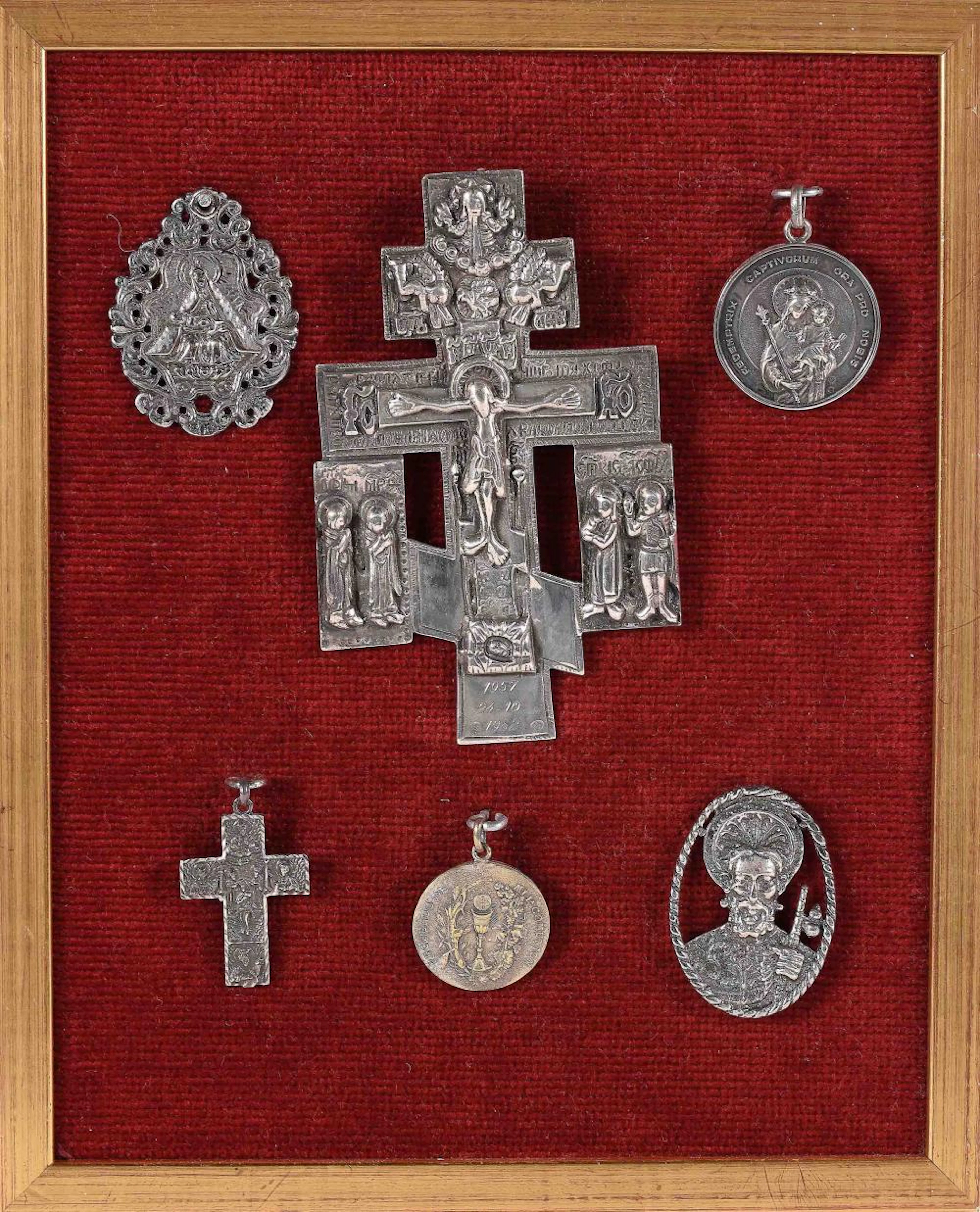 Conjunto de medallas realizadas en distintos materiales.