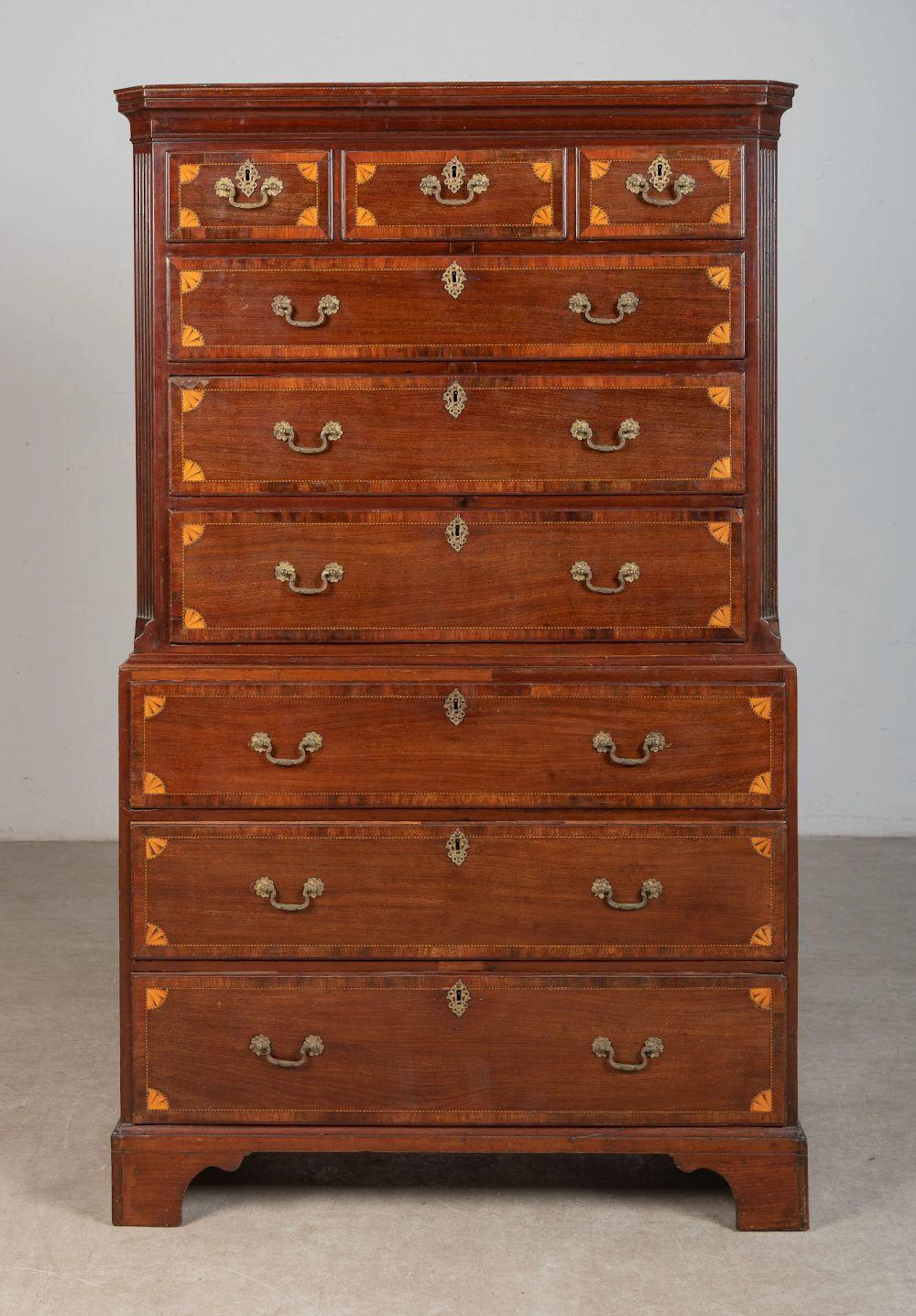 MUEBLE TALLBOY REALIZADO EN MADERA DE CAOBA Y MARQUETERÍA. ÉPOCA EDUARDIANA.