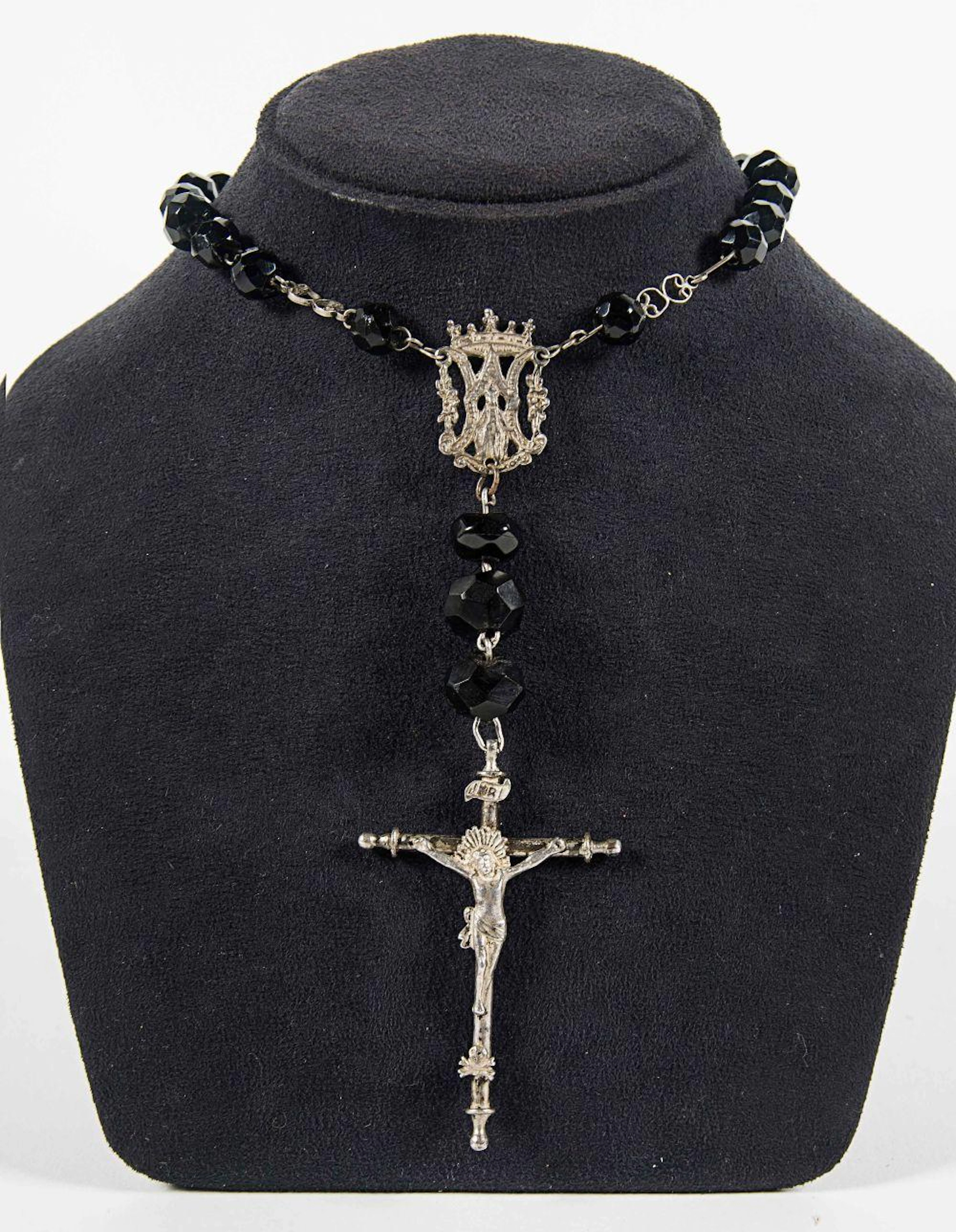 ROSARIO DE PLATA CON CUENTAS NEGRAS.