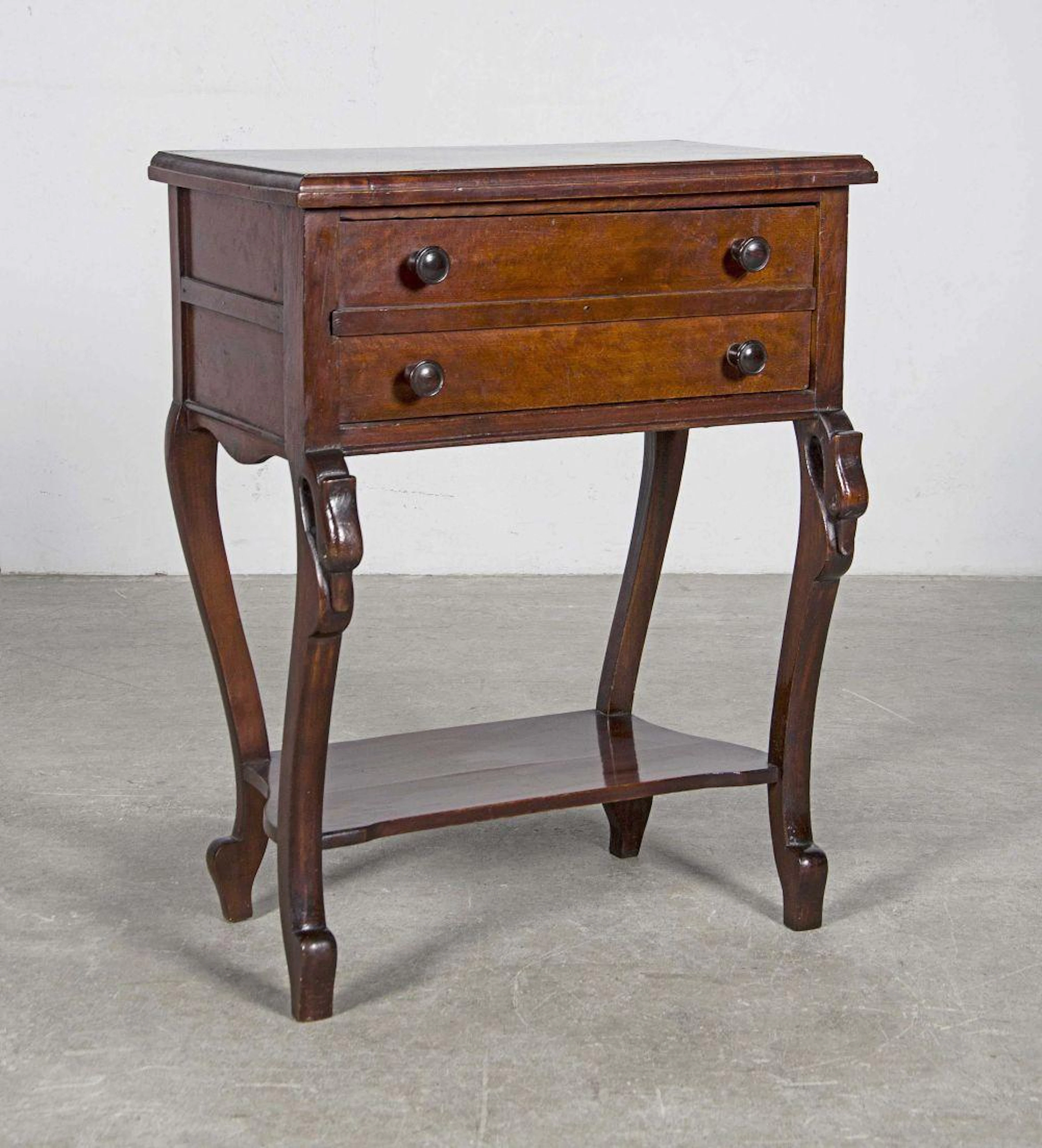 MUEBLE AUXILIAR REALIZADO EN MADERA DE CAOBA.
