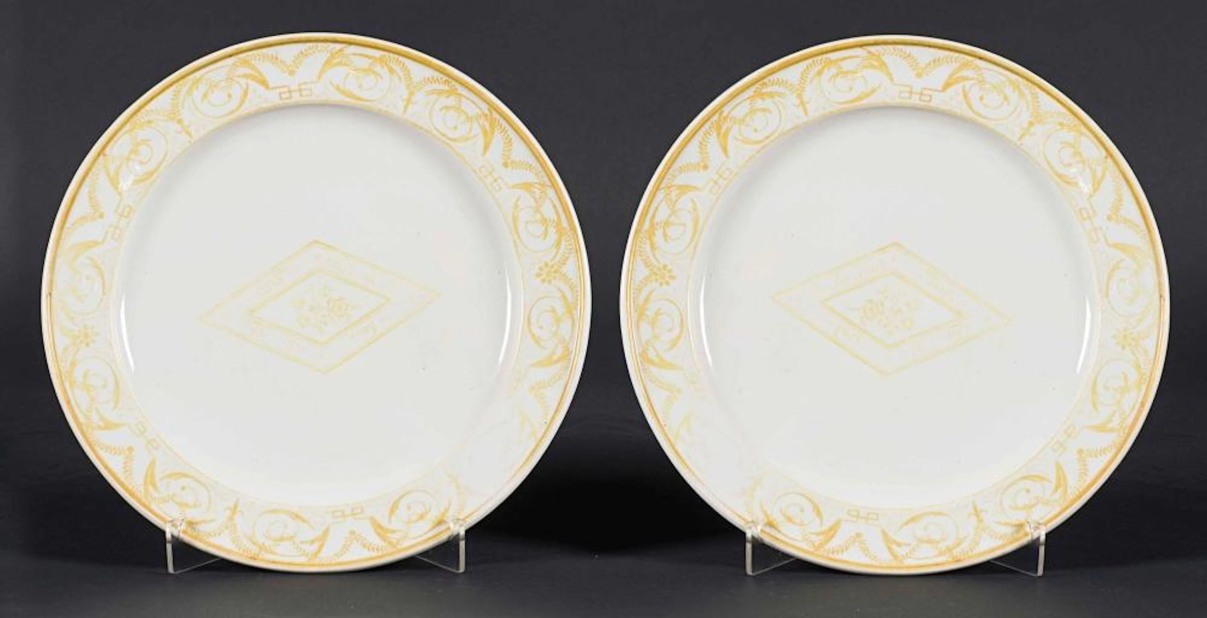 PAREJA DE PLATOS REALIZADOS EN CERÁMICA FINA DE ALCORA