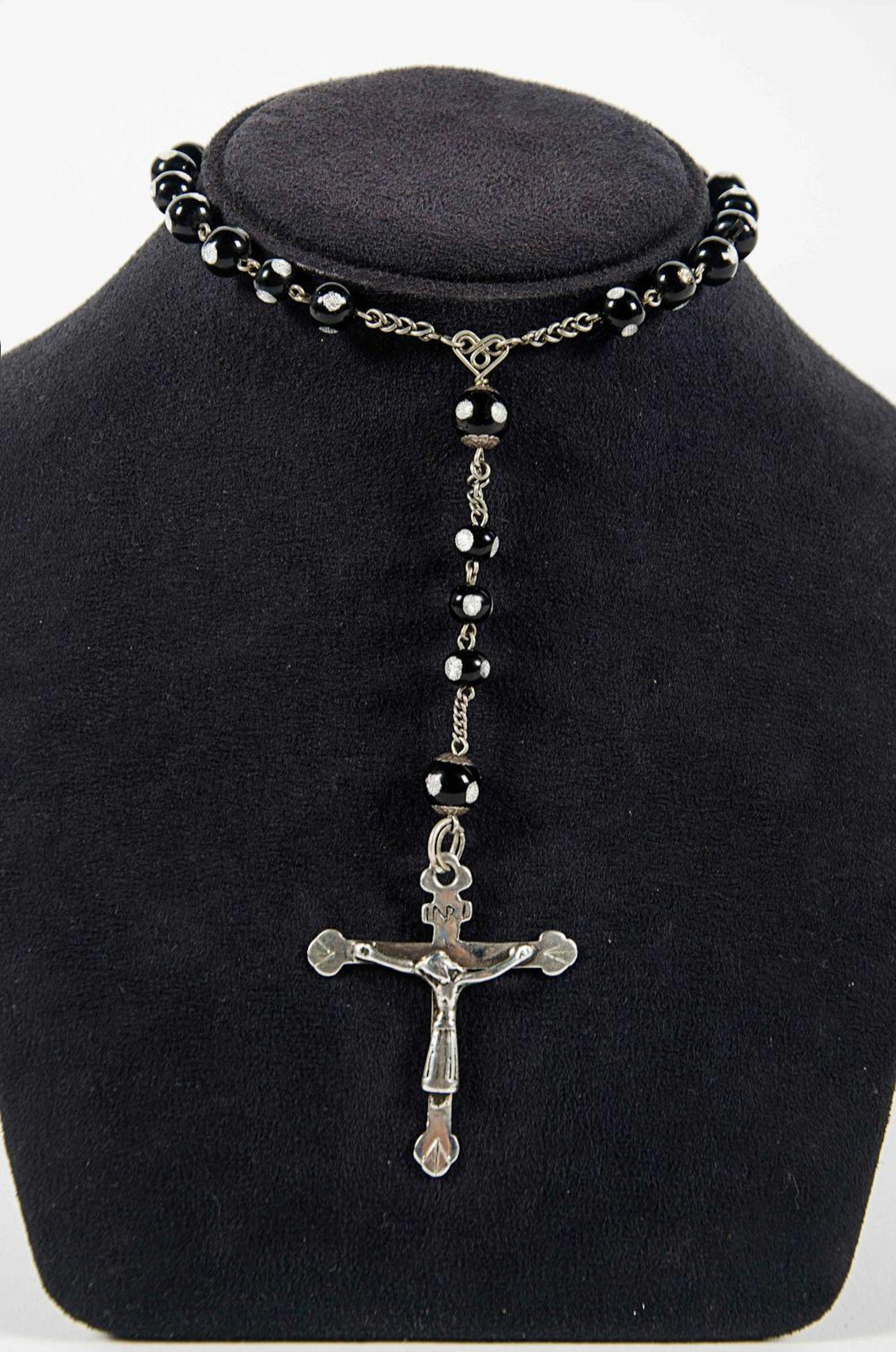 ROSARIO CRISTO DE BURGOS CON CUENTAS NEGRAS CON INCRUSTACIONES EN PLATA.