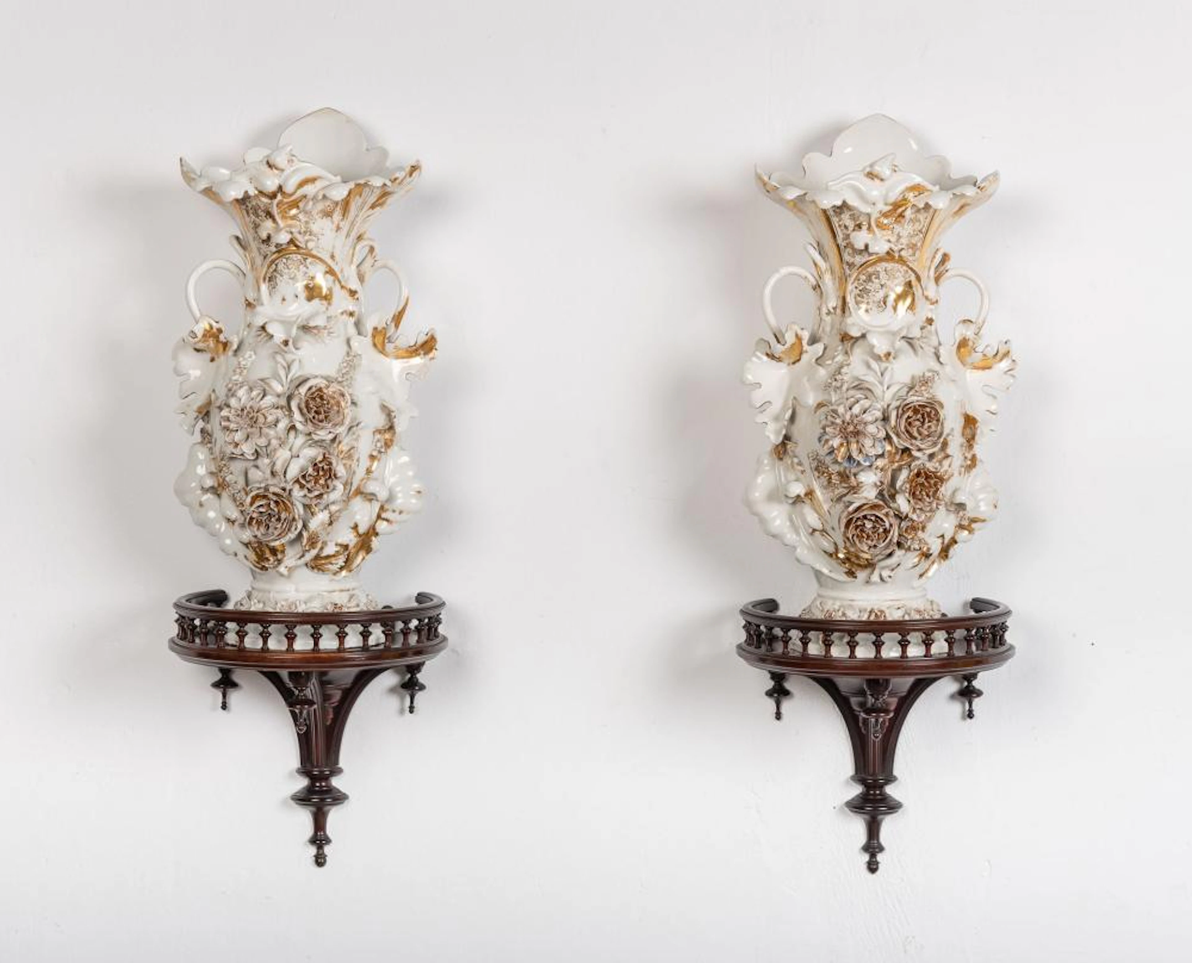 Pareja de jarrones realizados en porcelana del Viejo París con decoración floral