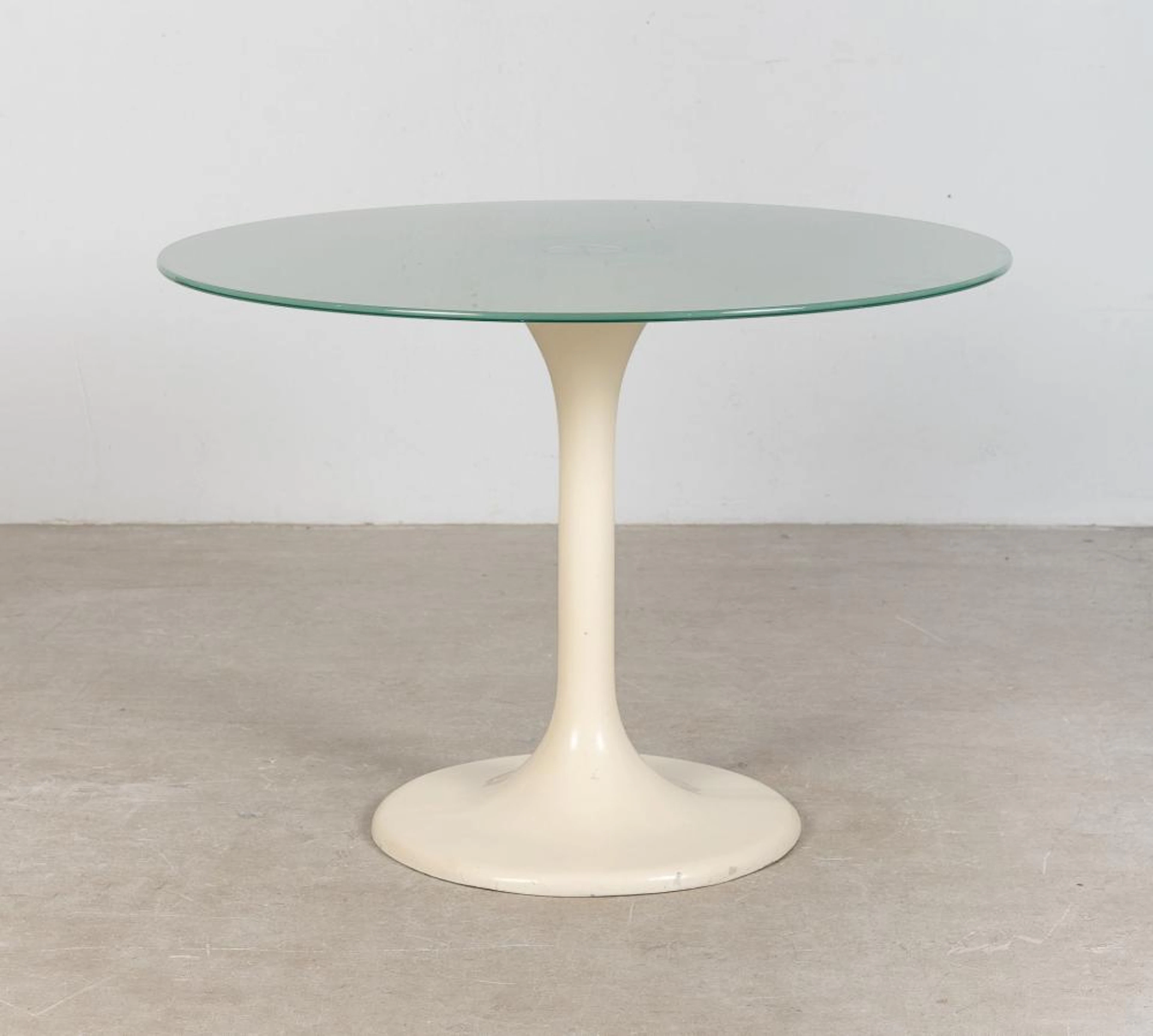 Mesa realizada en fibra de vidrio y encimera en cristal esmerilado