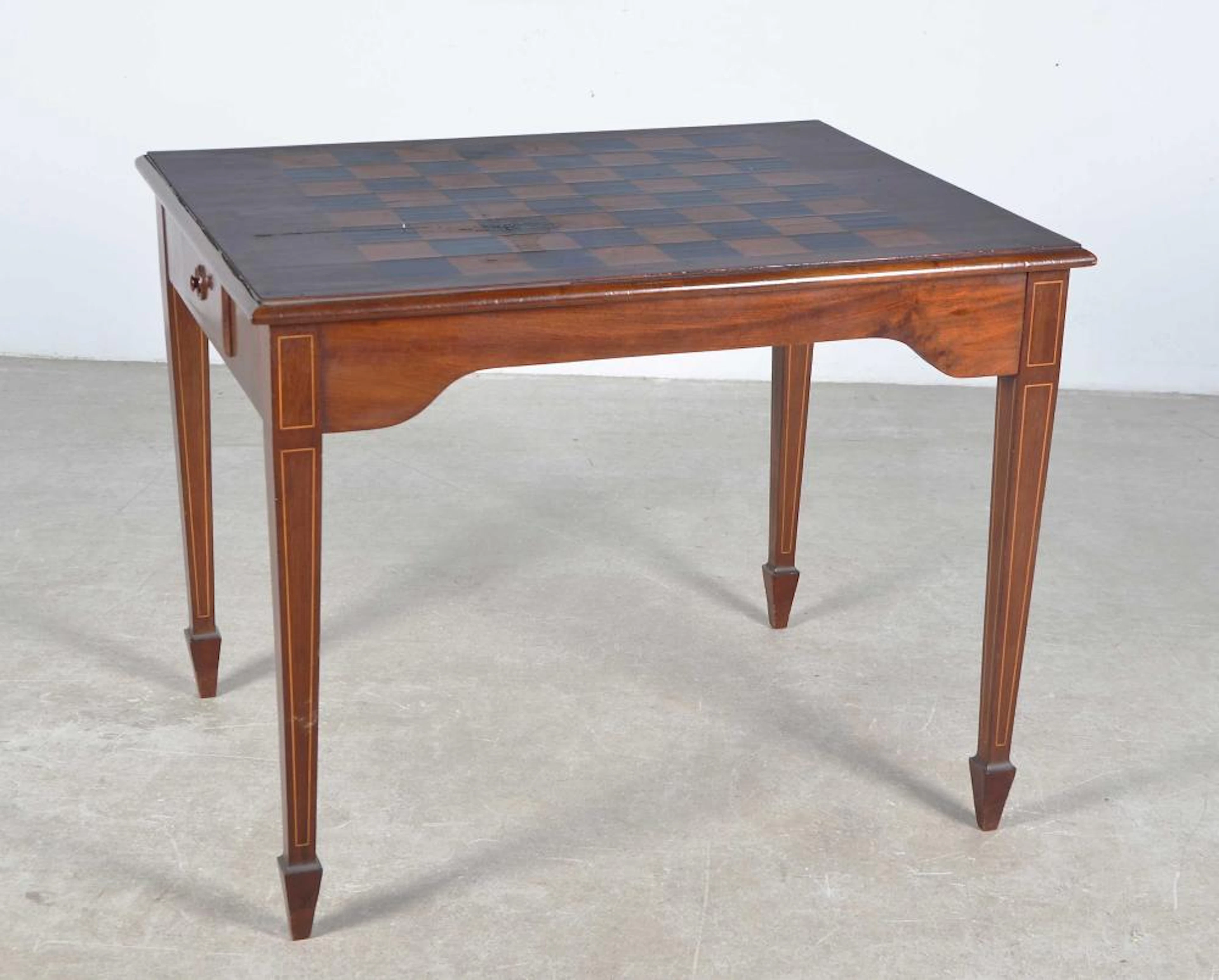 Mesa de juego realizada en madera de caoba con marquetería.