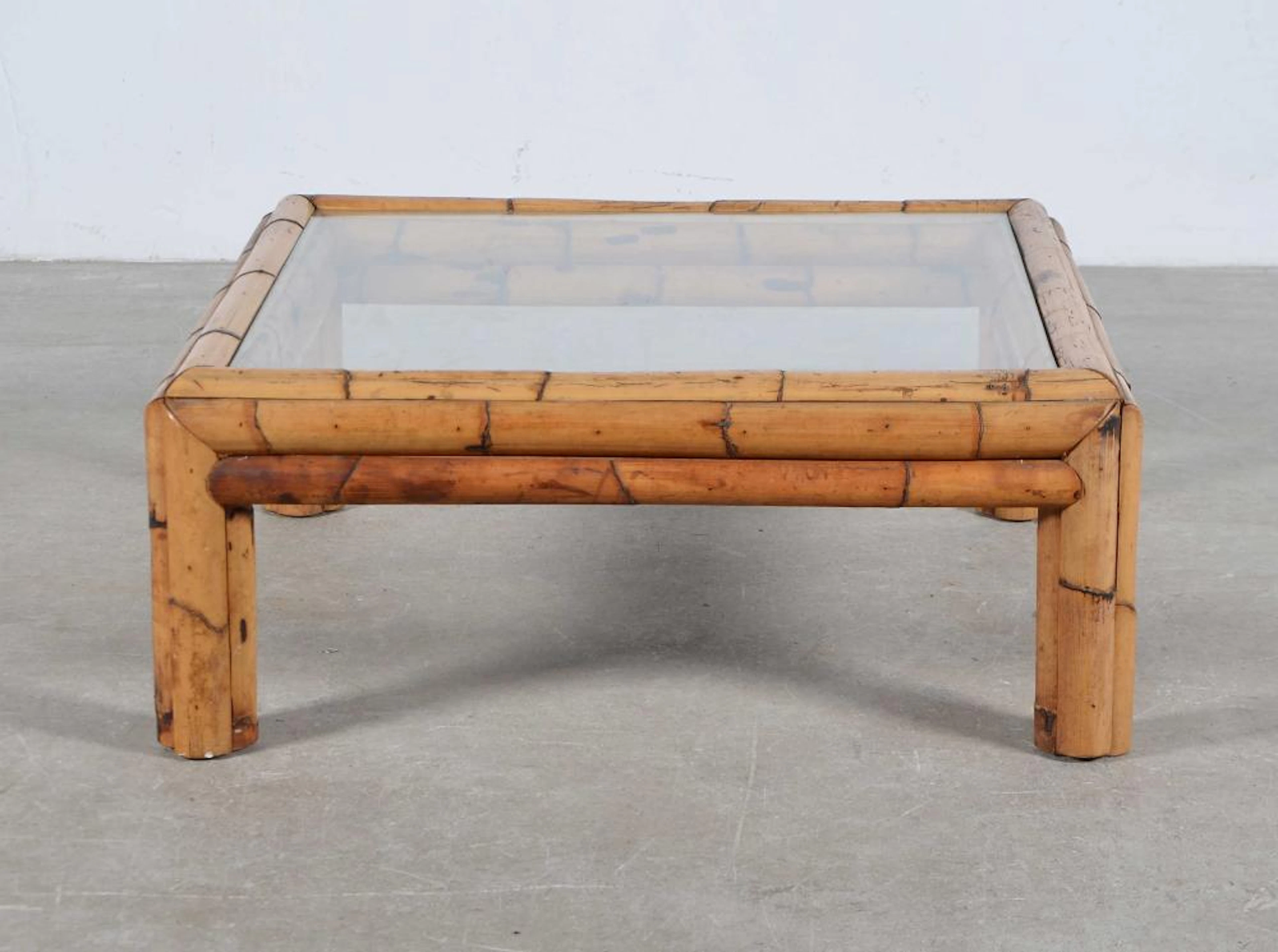 Mesa de centro realizada en bambú con encimera de cristal.