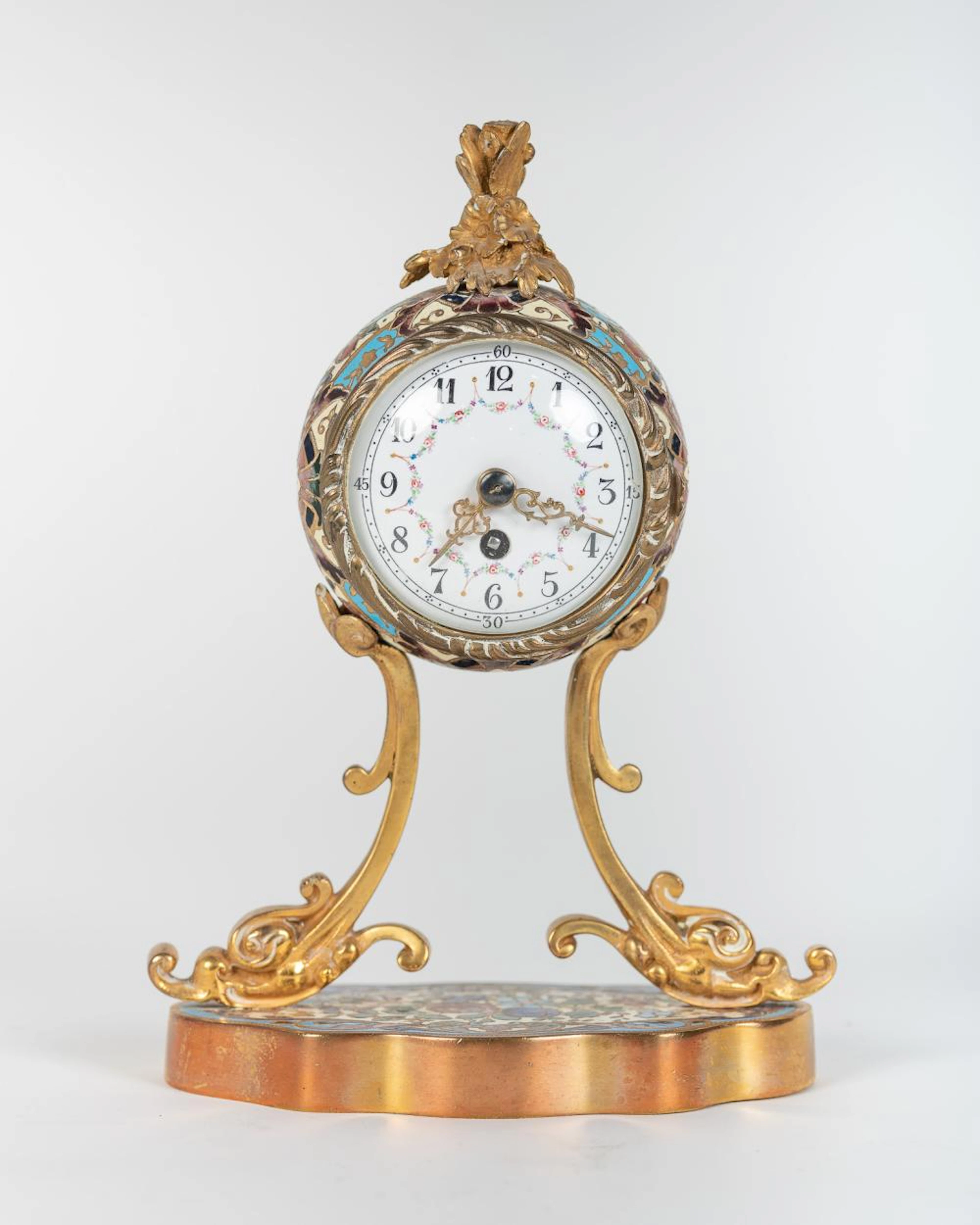 Reloj de sobremesa realizado en bronce, esmalte y cloissoné. Francia.