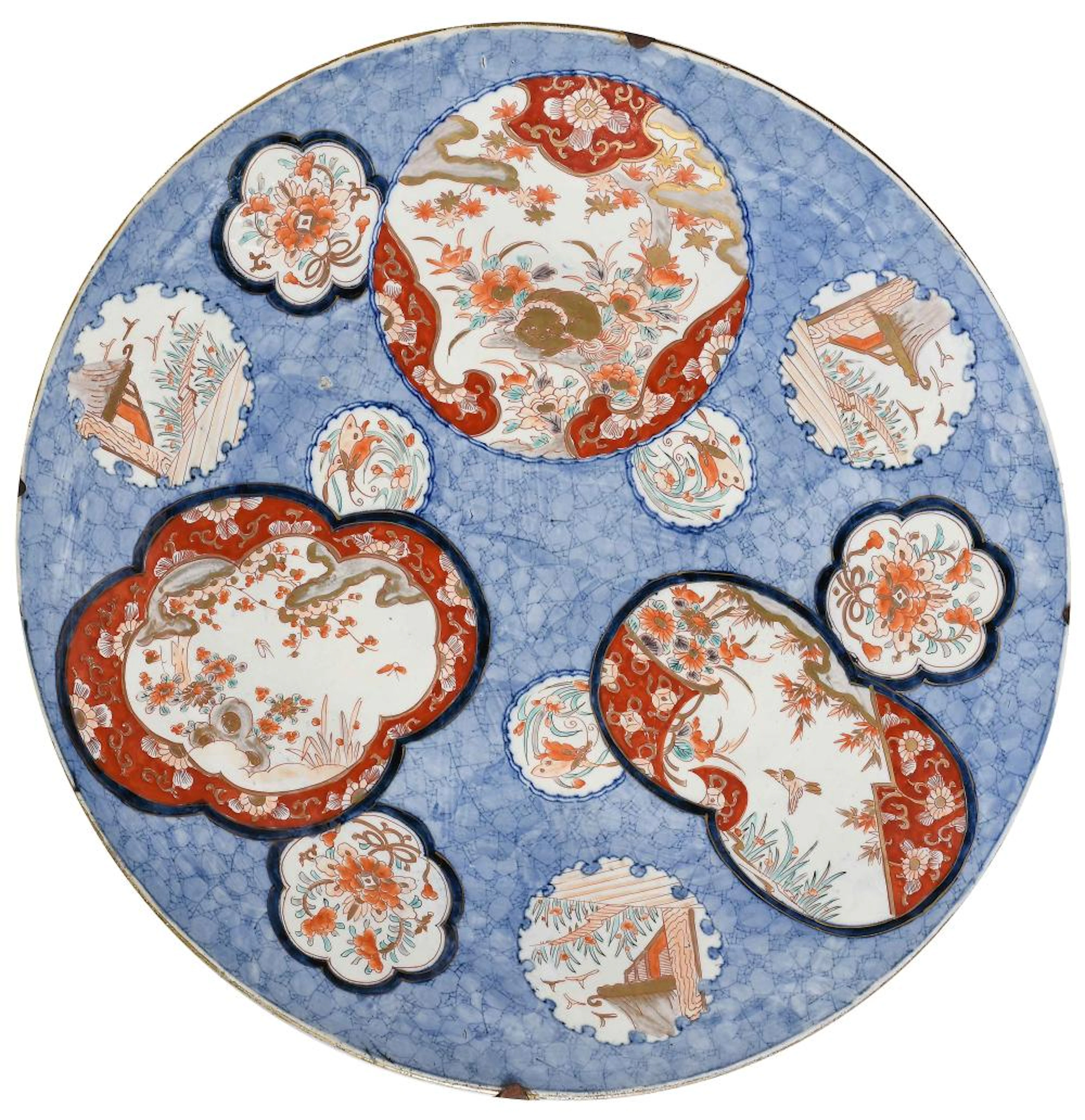 Gran plato realizado en porcelana japonesa con decoración vegetal y aves