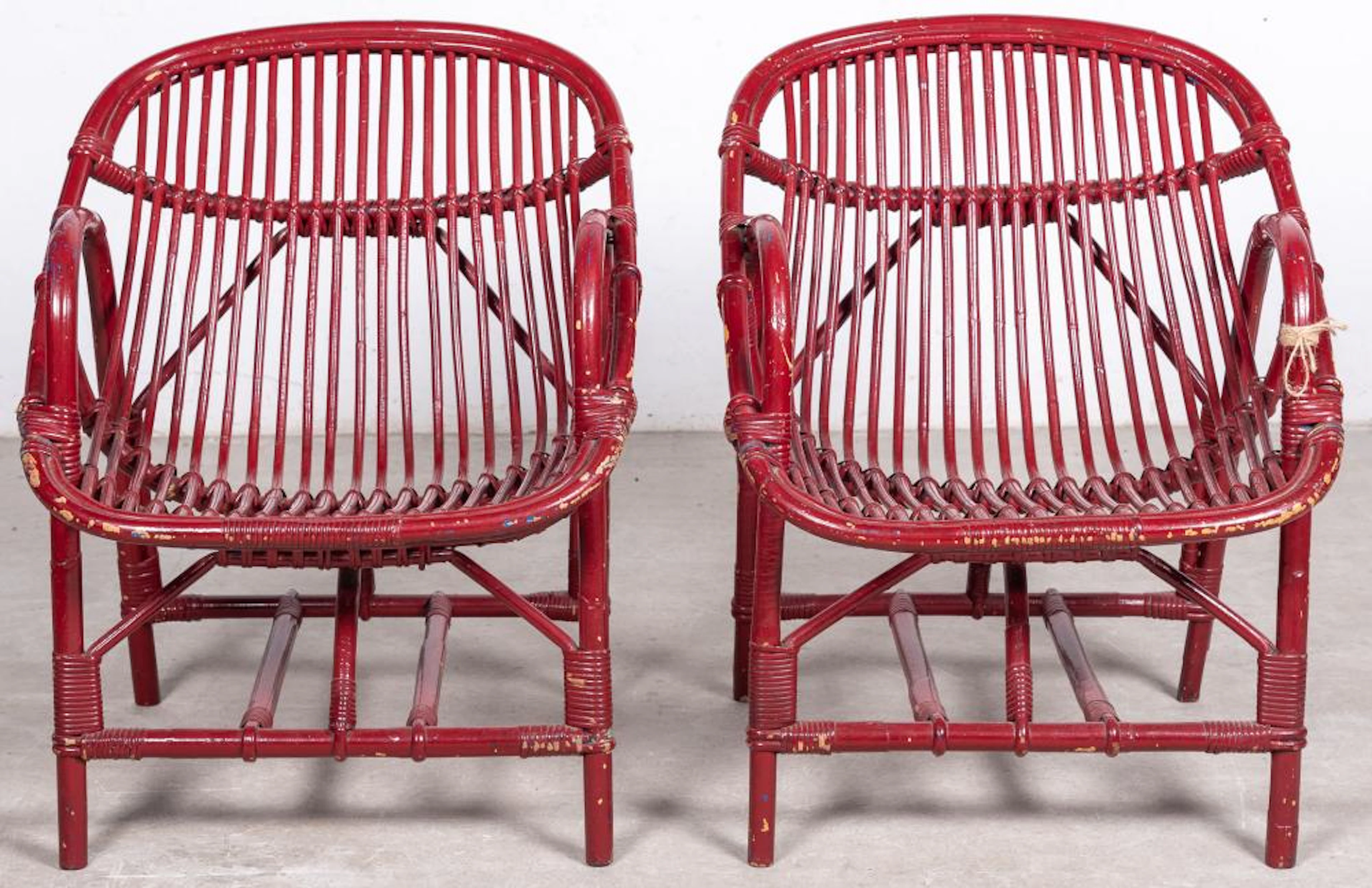 Pareja de sillas realizadas en madera de bambú lacado en rojo.