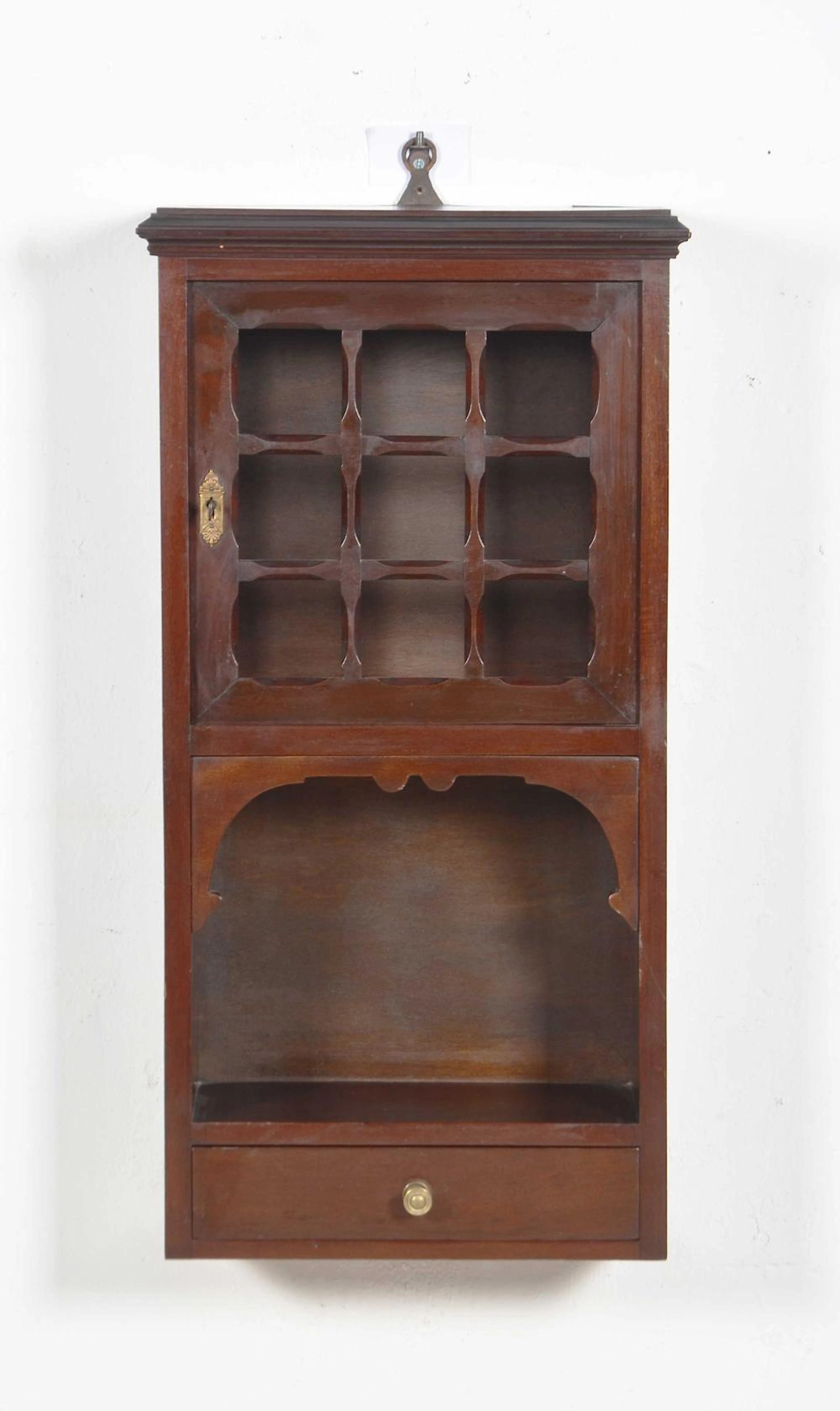 Mueble de colgar realizado en madera.