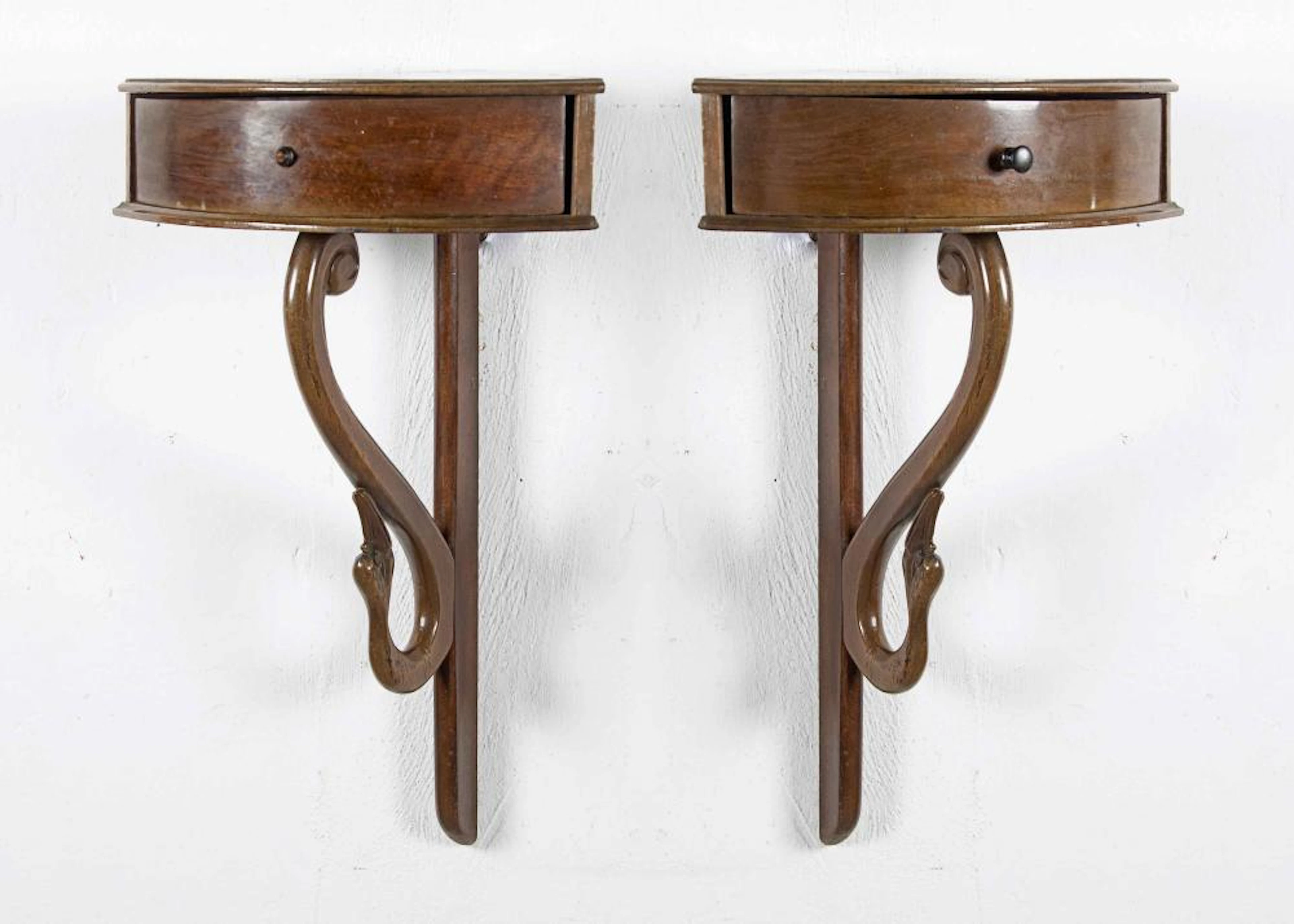 Pareja de rinconeras de pared realizadas en madera.